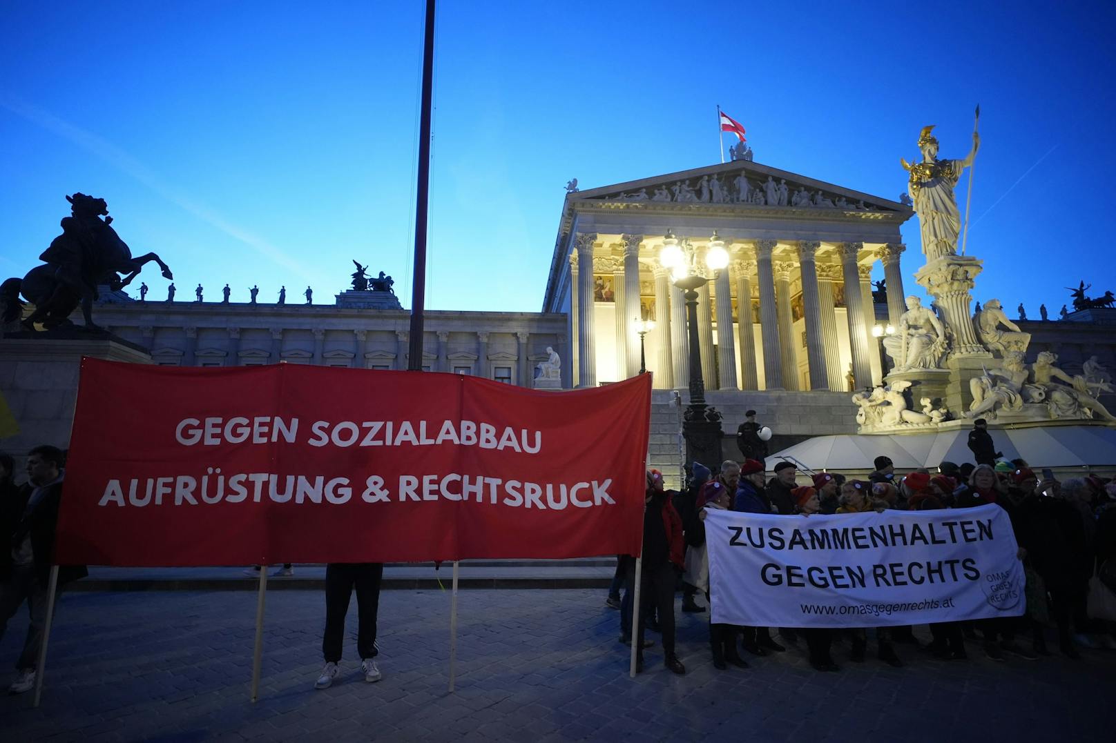 Erneut sind Tausende Menschen in Österreich unter dem Motto "Demokratie verteidigen" am Sonntag gegen Rechtsextremismus auf die Straße gegangen.