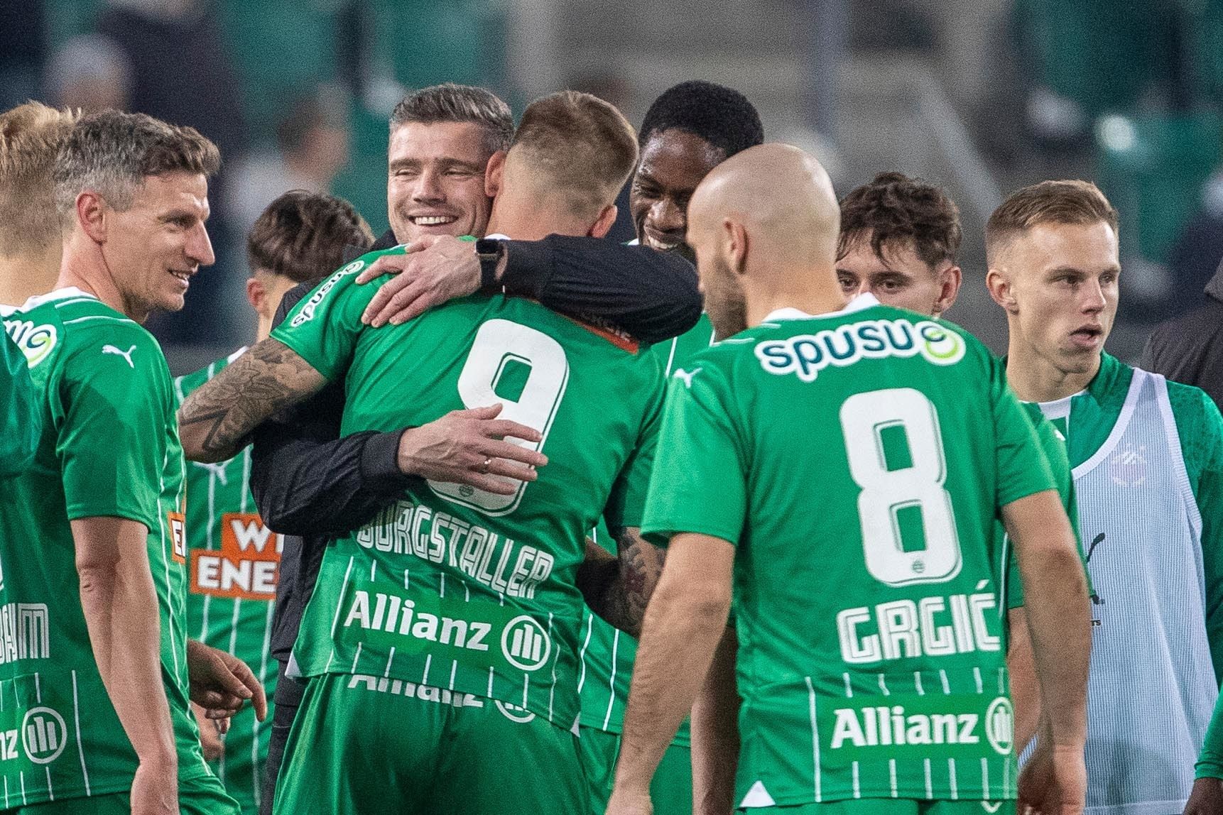 Robert Klauß jubelt mit seiner Rapid-Mannschaft.