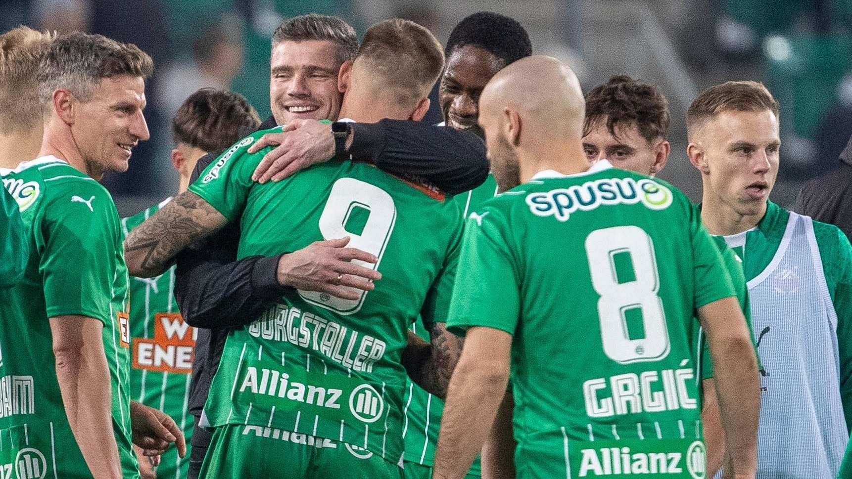 Robert Klauß jubelt mit seiner Rapid-Mannschaft.