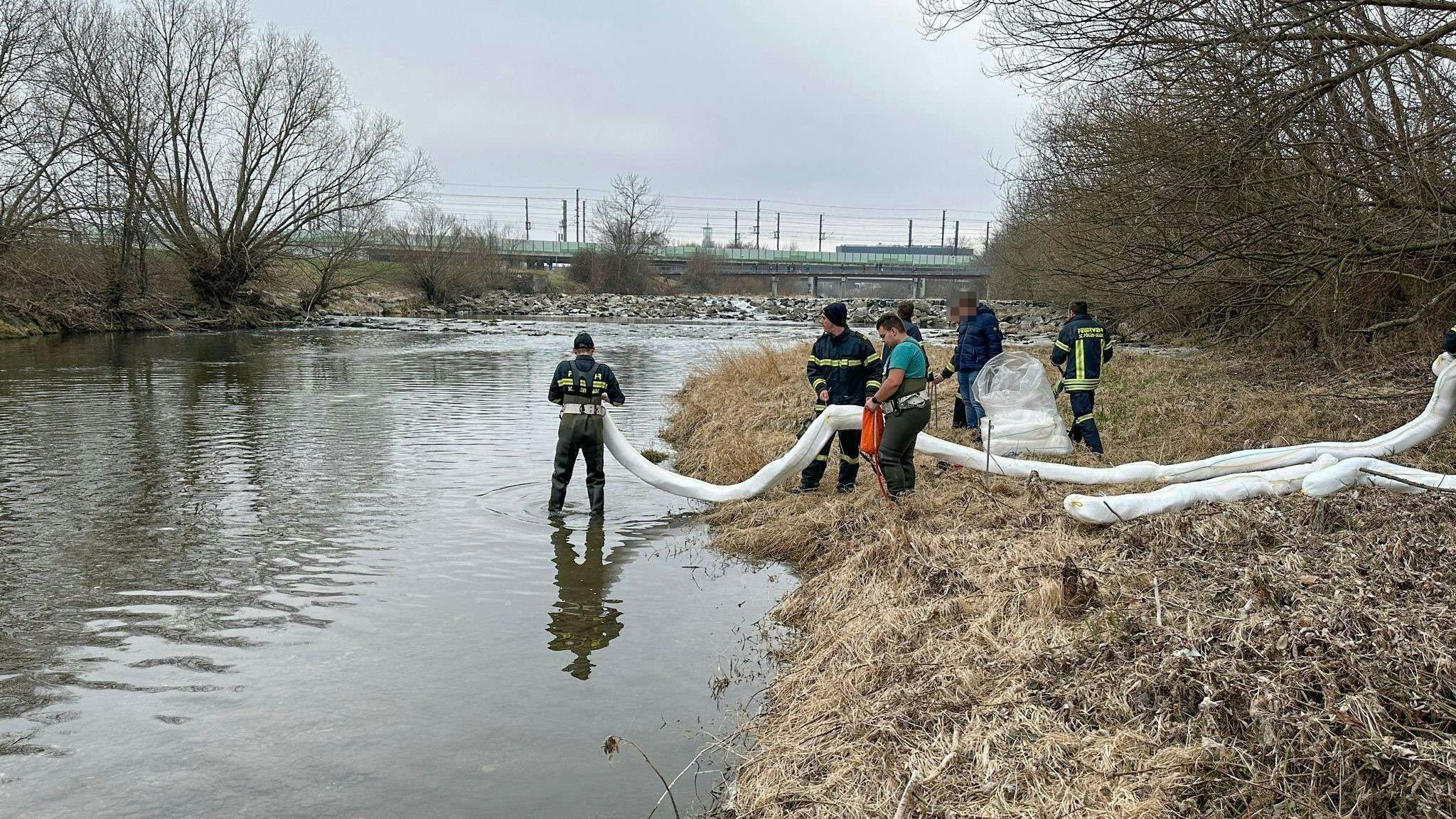 Ölfilm auf der Traisen in St. Pölten: Einsatzkräfte vor Ort