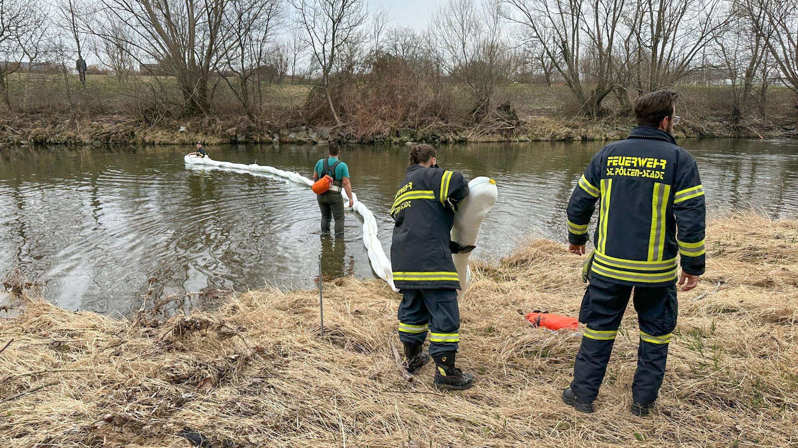 Ölfilm auf der Traisen in St. Pölten: Einsatzkräfte vor Ort