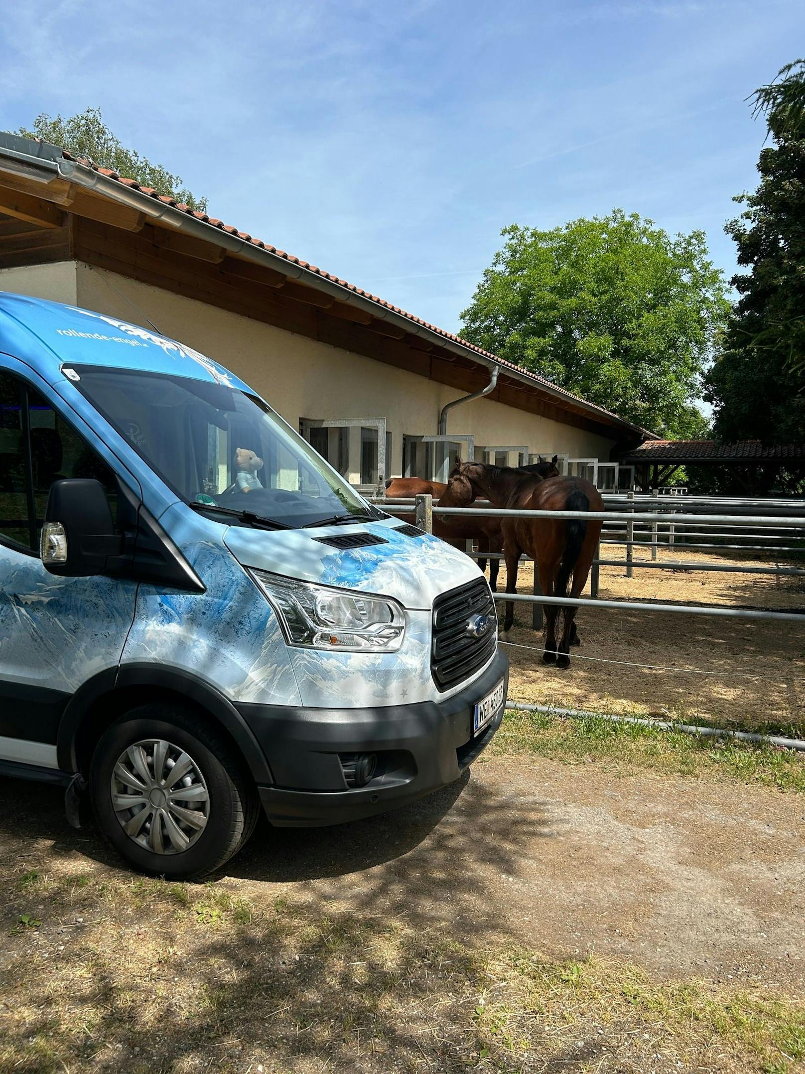 Der Engel-Van vor dem Reitzentrum St. Isidor.