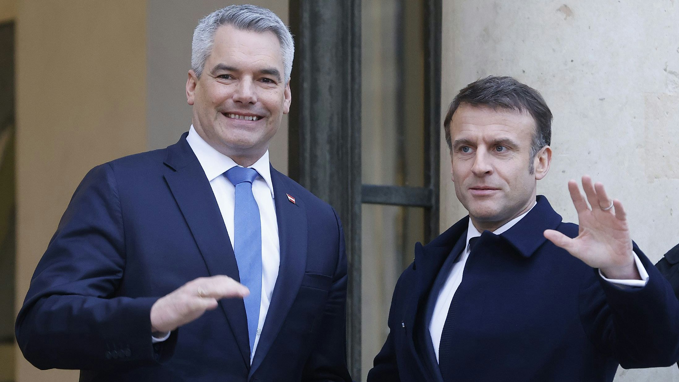 Bundeskanzler Karl Nehammer (L.) und der französiche Präsident Emmanuel Macron im Rahmen eines Treffens zur Unterstützung der Ukraine am 26. Februar 2024, in Paris.