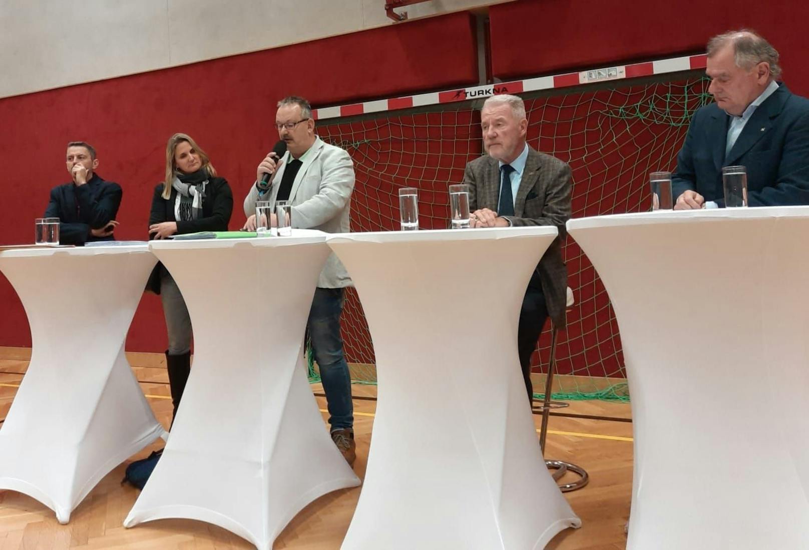 Bei der Versammlung waren unter anderem frisch gewählte Siedlungssprecher Hannes Winkler, die Genossenschaft EGW und ÖVP-Bürgermeister Klaus Schneeberger anwesend.