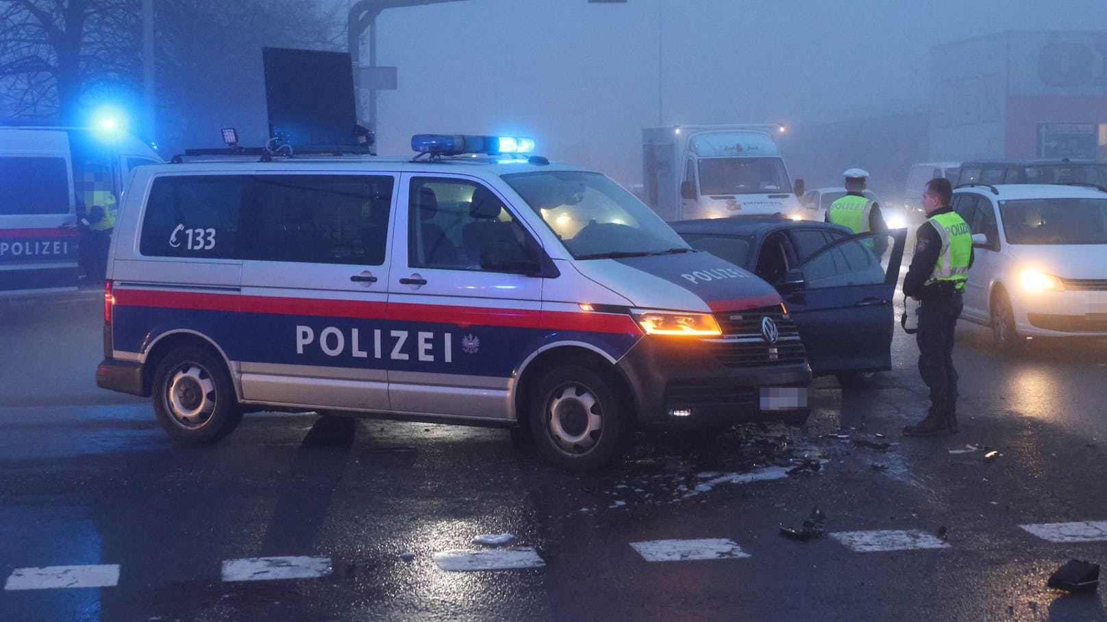 Eine verletzte Person forderte Montagfrüh eine Kollision zwischen einem Auto und einem Polizeifahrzeug auf der B137 Innviertler Straße in Wels-Neustadt.