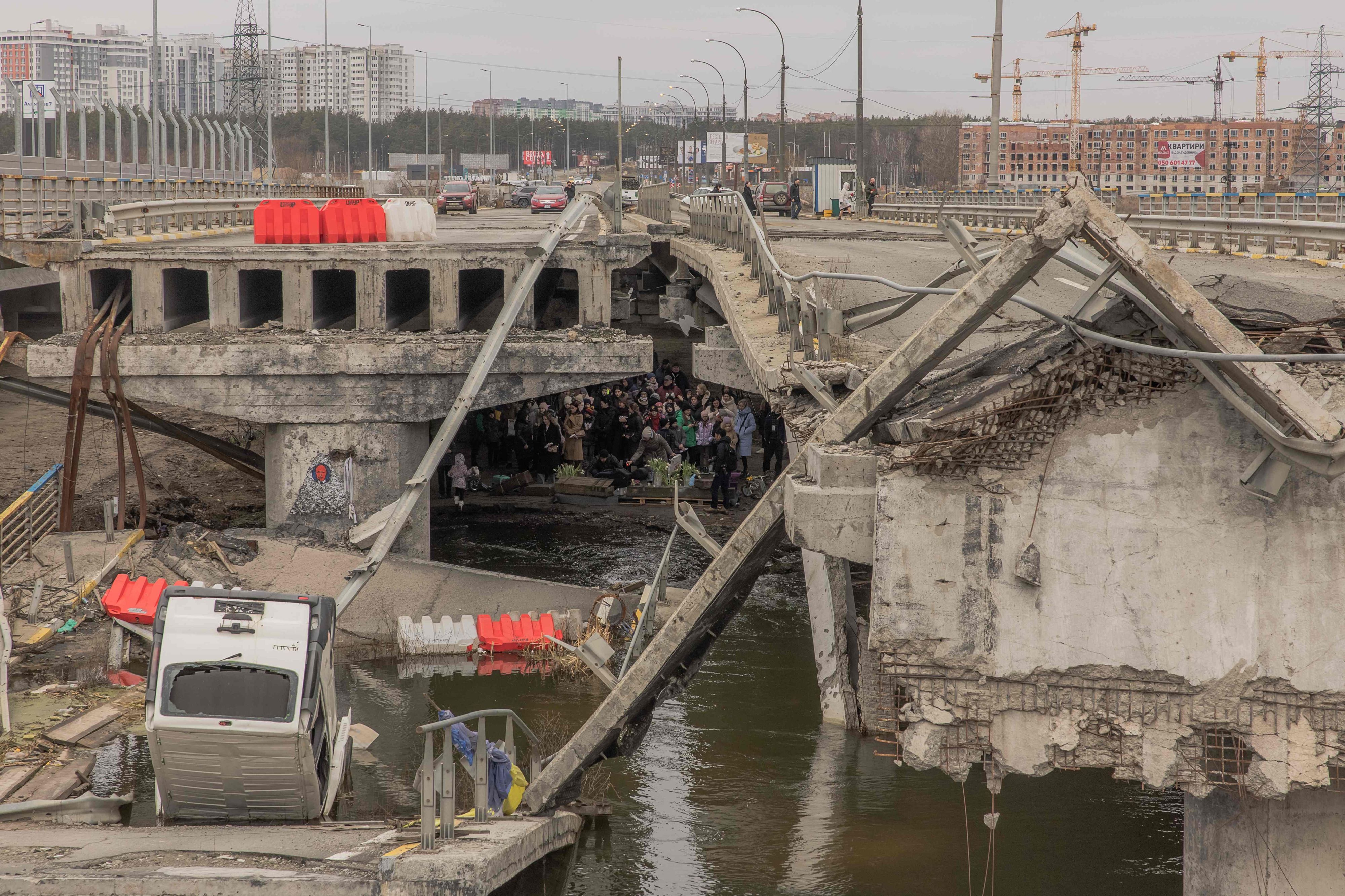 Eine zerstörte Brücke nordwestlich von Kiew.