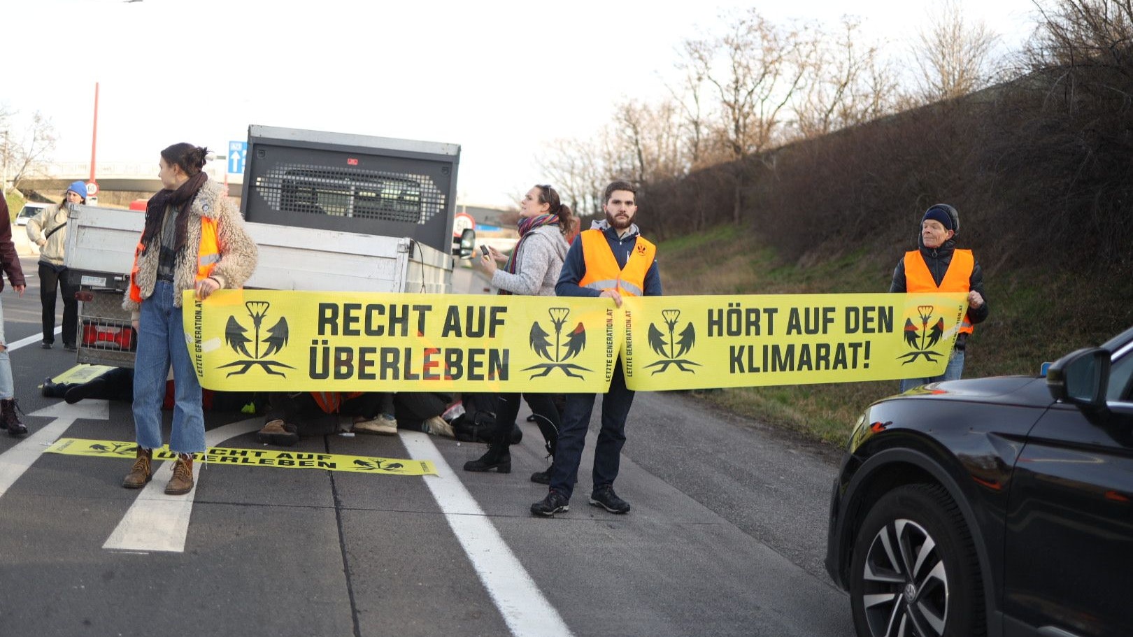 Heute.at - Klimachaoten kleben sich auf A23 an Autos fest