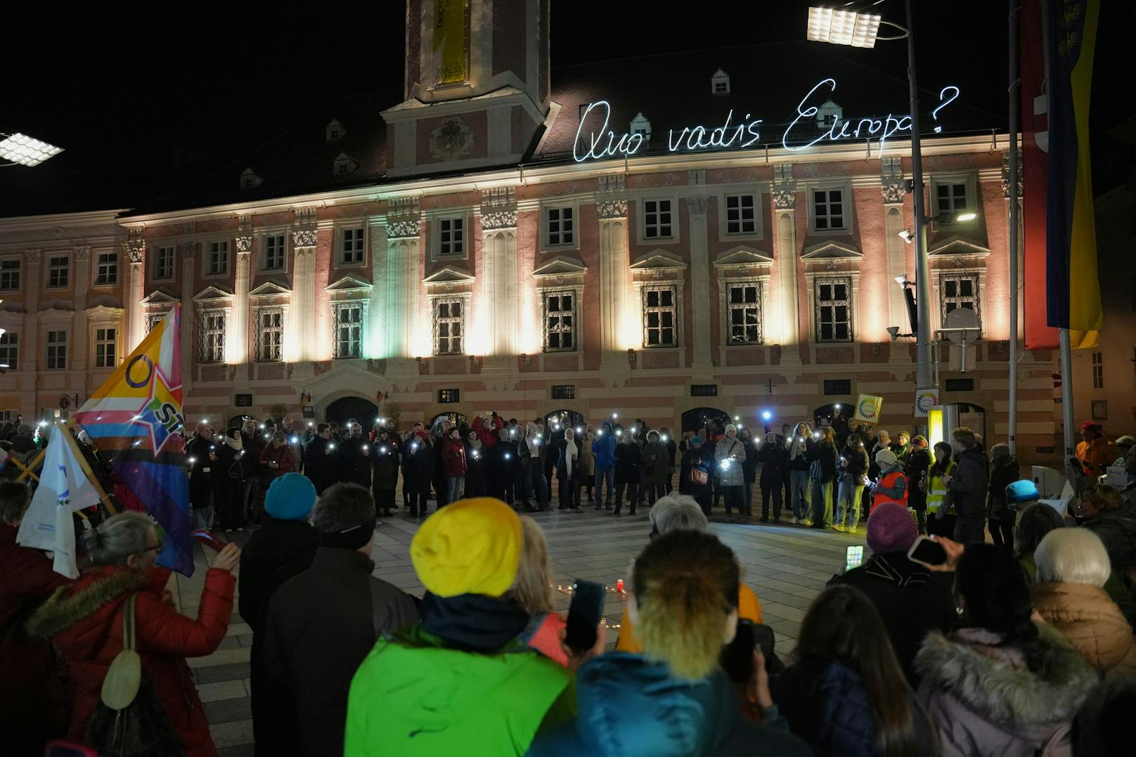 In St. Pölten versammelten sich bei der Lichteraktion 450 Menschen am Rathausplatz.