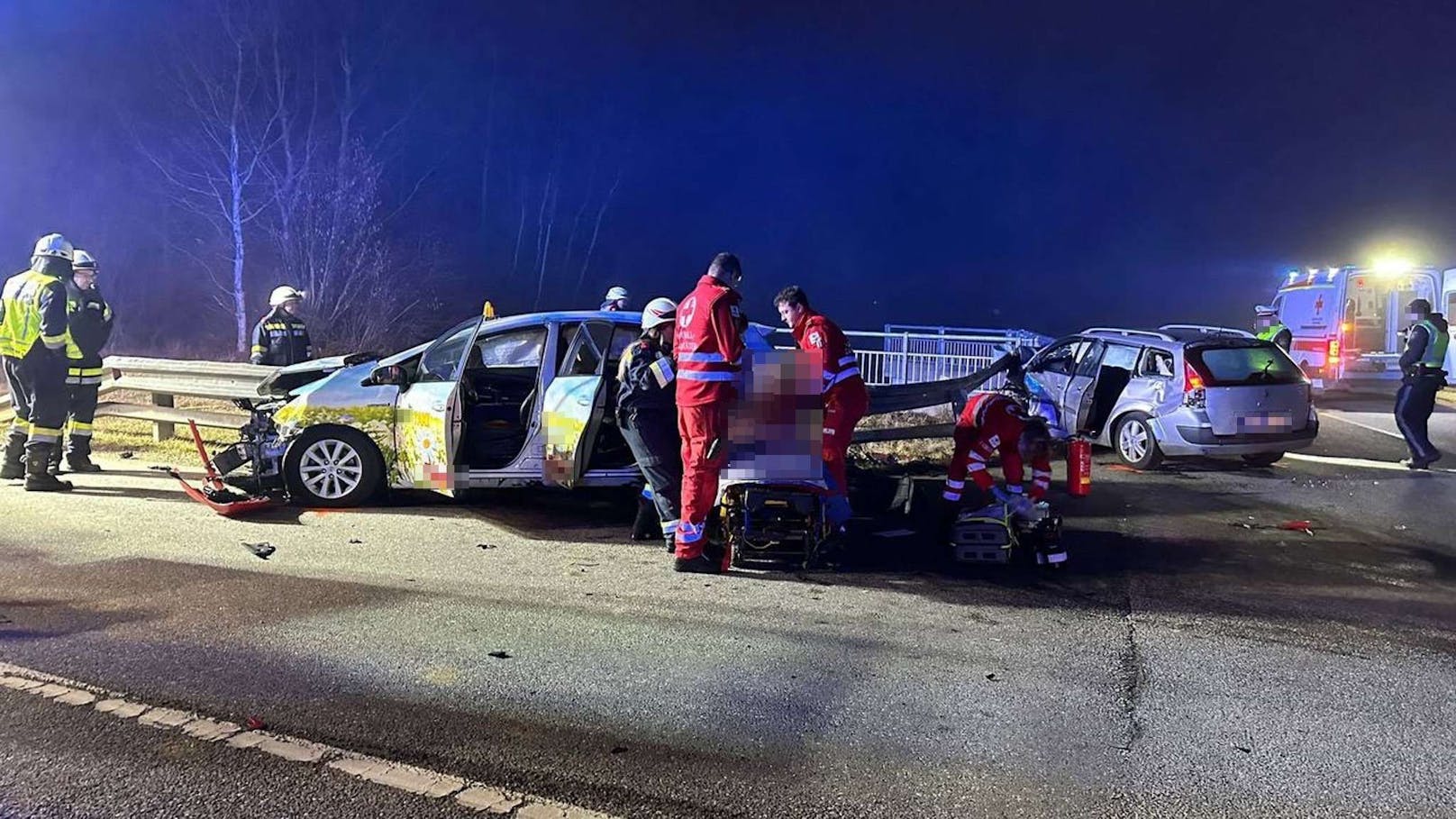 Aufgrund des Nebels krachten der Pkw und das Taxi zusammen.