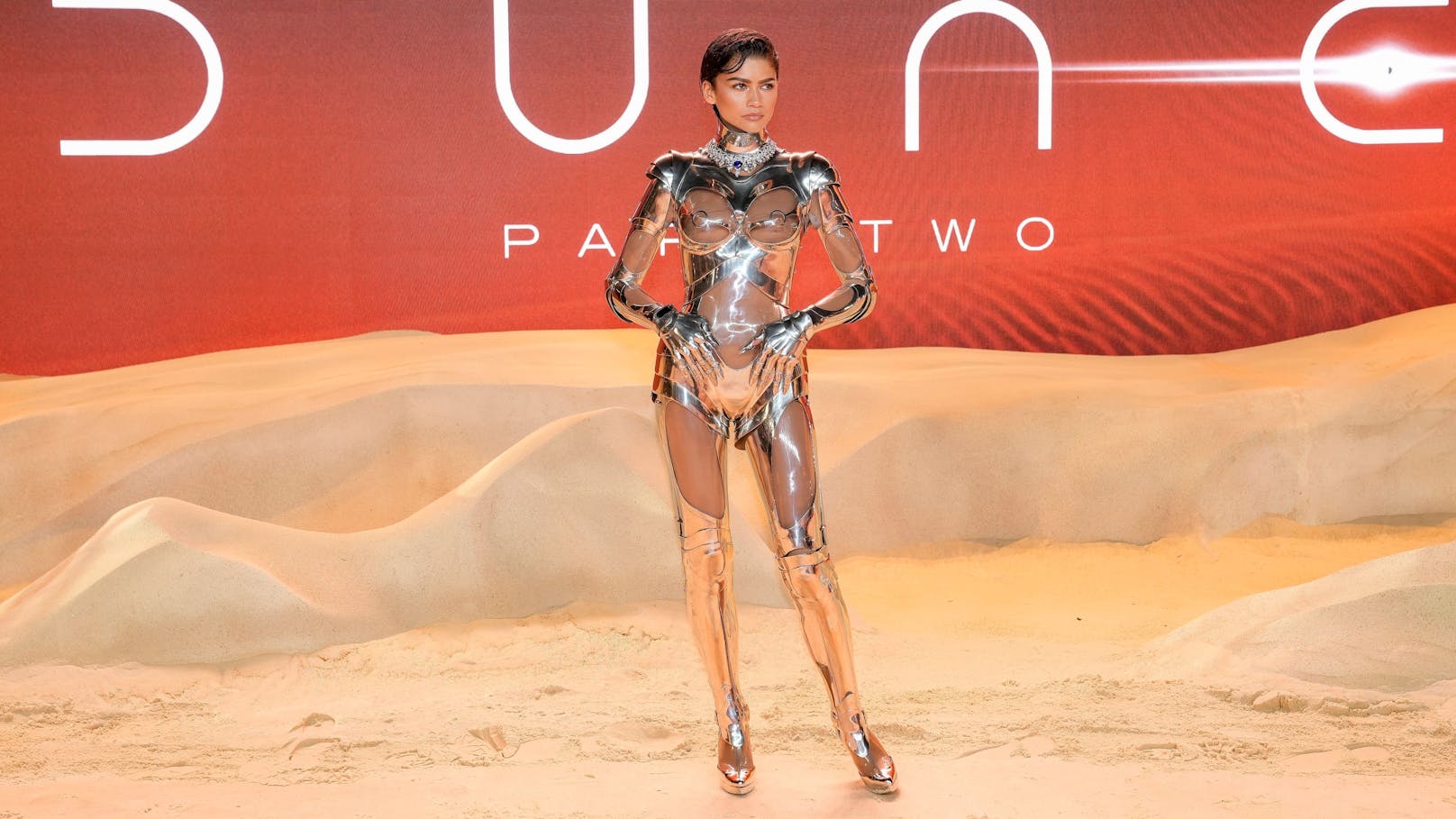 Zur Premiere in London erschien Zendaya in einem Roboteranzug, der dank Plexiglas an verschiedenen Stellen durchsichtig war.