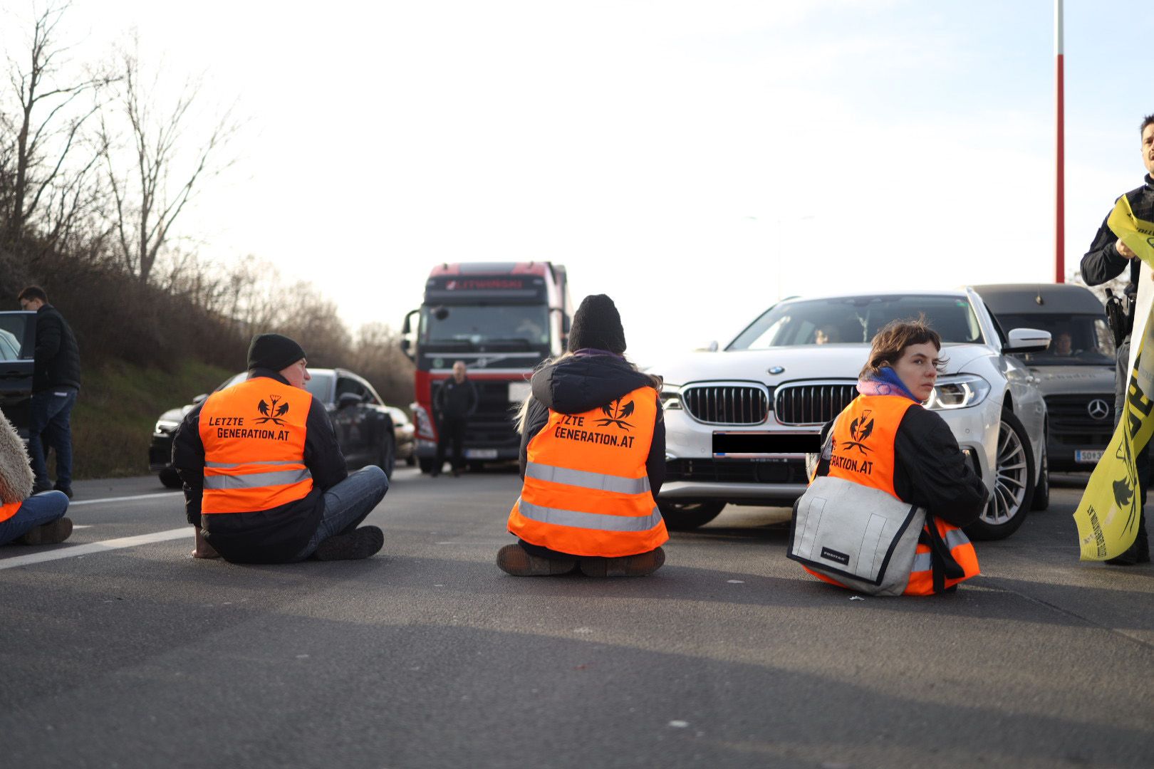 Neue Protestwelle: Klima-Kleber der Letzen Generation legten am 26. Februar 2024 die A23 Südosttangente lahm. Insgesamt haben sich acht Personen auf der Autobahn  daraufhin mit verschiedenen Methoden an die Fahrzeuge befestigt, angekettet oder am Asphalt angeklebt. 