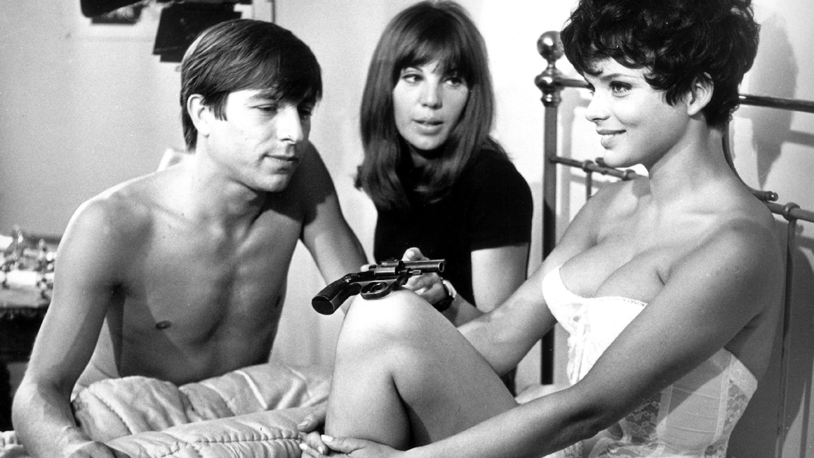 Uschi Glas (rechts) bei den Dreharbeiten zu einer Bettszene für den Film "Zur Sache Schätzchen" (Archivfoto vom August 1967).
