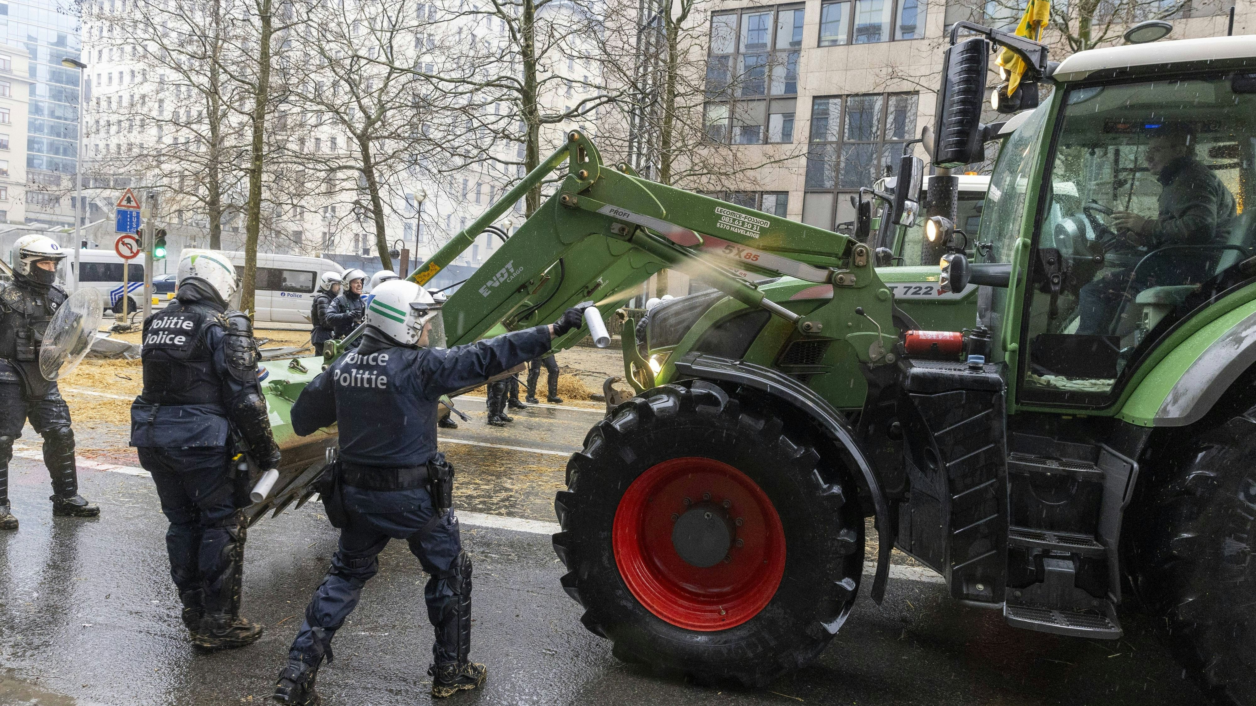 Am 26. Februar 2024 eskalierte ein Bauernprotest in Brüssel. Es kam zu wüsten Straßenschlachten mit der Polizei.