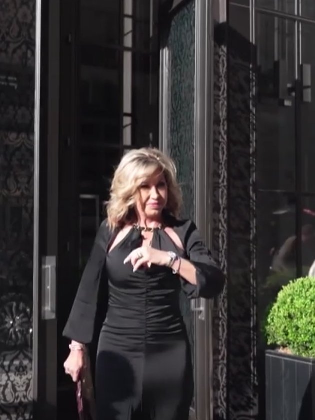 Carmen hat ihre Unterhose vergessen, nimmt es aber gelassen.&nbsp;