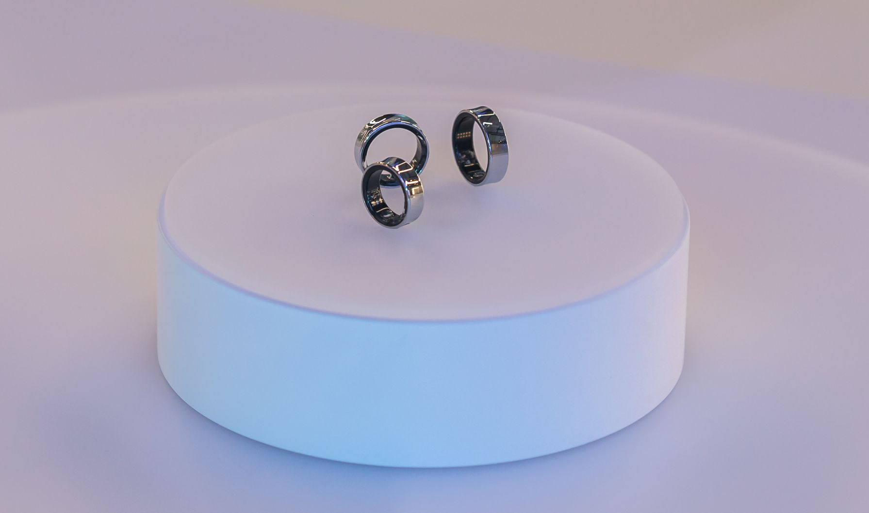Der Samsung Galaxy Ring ist ein neuer Fitnesstracker, der am Finger getragen wird.