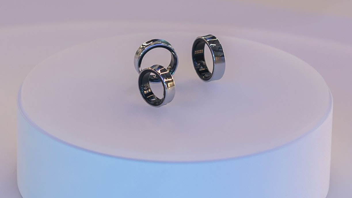 Der Samsung Galaxy Ring ist ein neuer Fitnesstracker, der am Finger getragen wird.