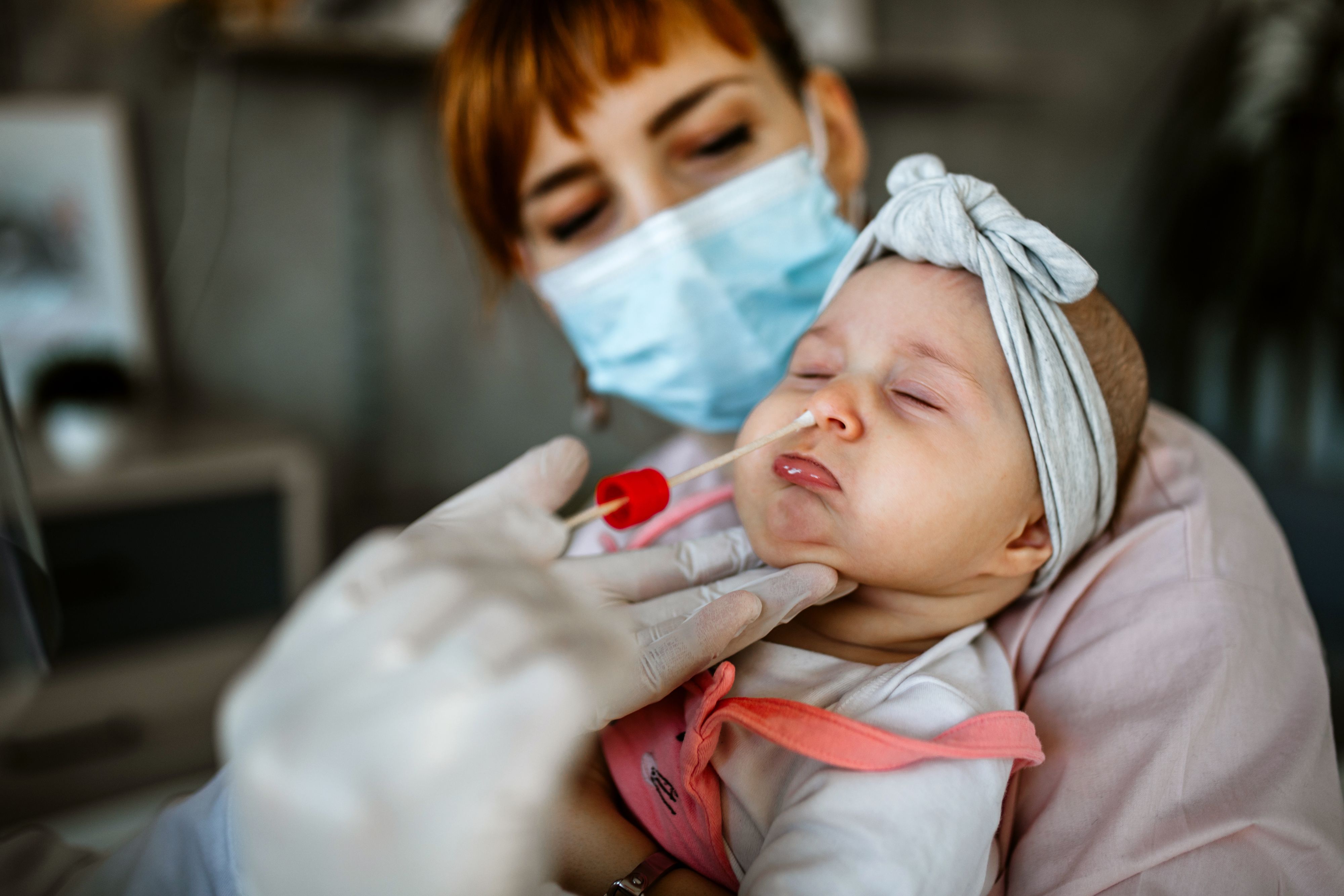 Der Nasenabstrich soll dem Baby Schmerzen verursacht haben (Symbolbild).