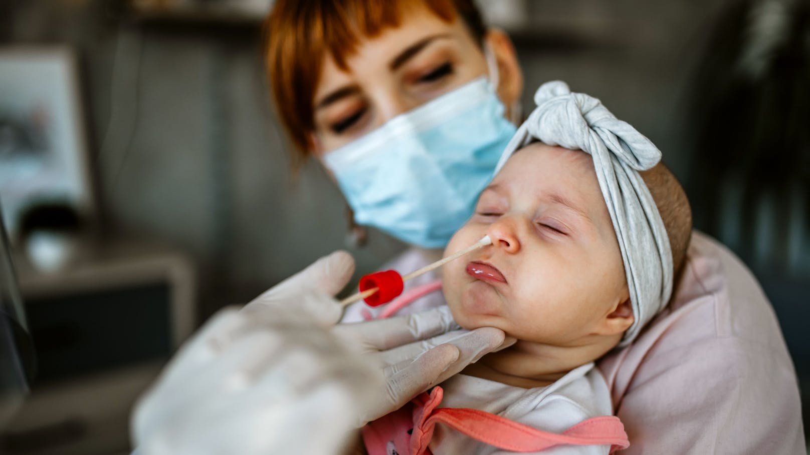 Baby verklagt Klinik wegen Nasenabstrich, will 100 €