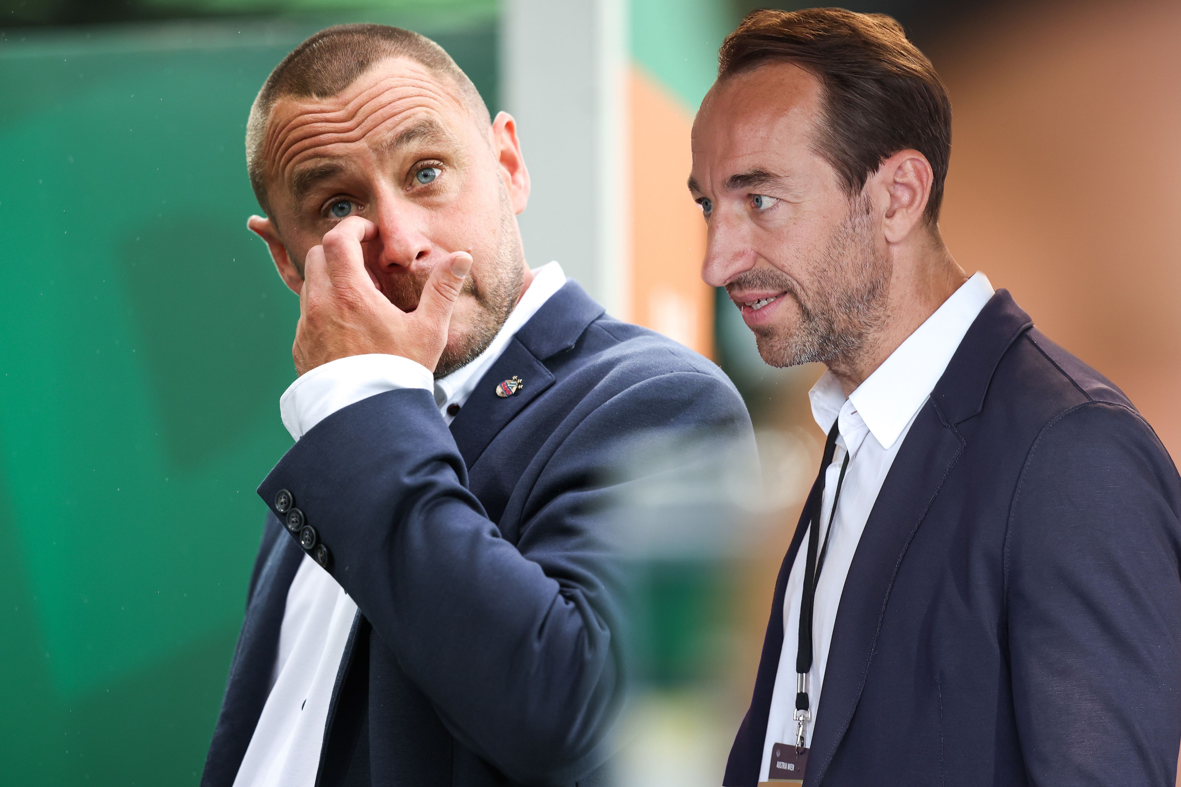 Steffen Hofmann (l.) bedauert seine Wortwahl, Manuel Ortlechner und Co. nehmen die Entschuldigung an.