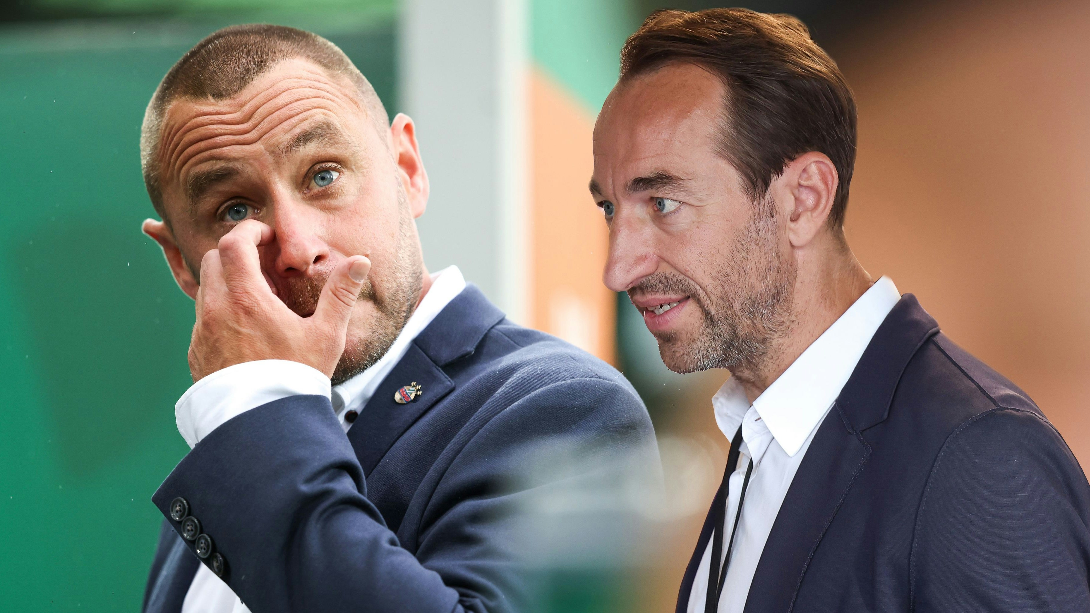 Steffen Hofmann (l.) bedauert seine Wortwahl, Manuel Ortlechner und Co. nehmen die Entschuldigung an.