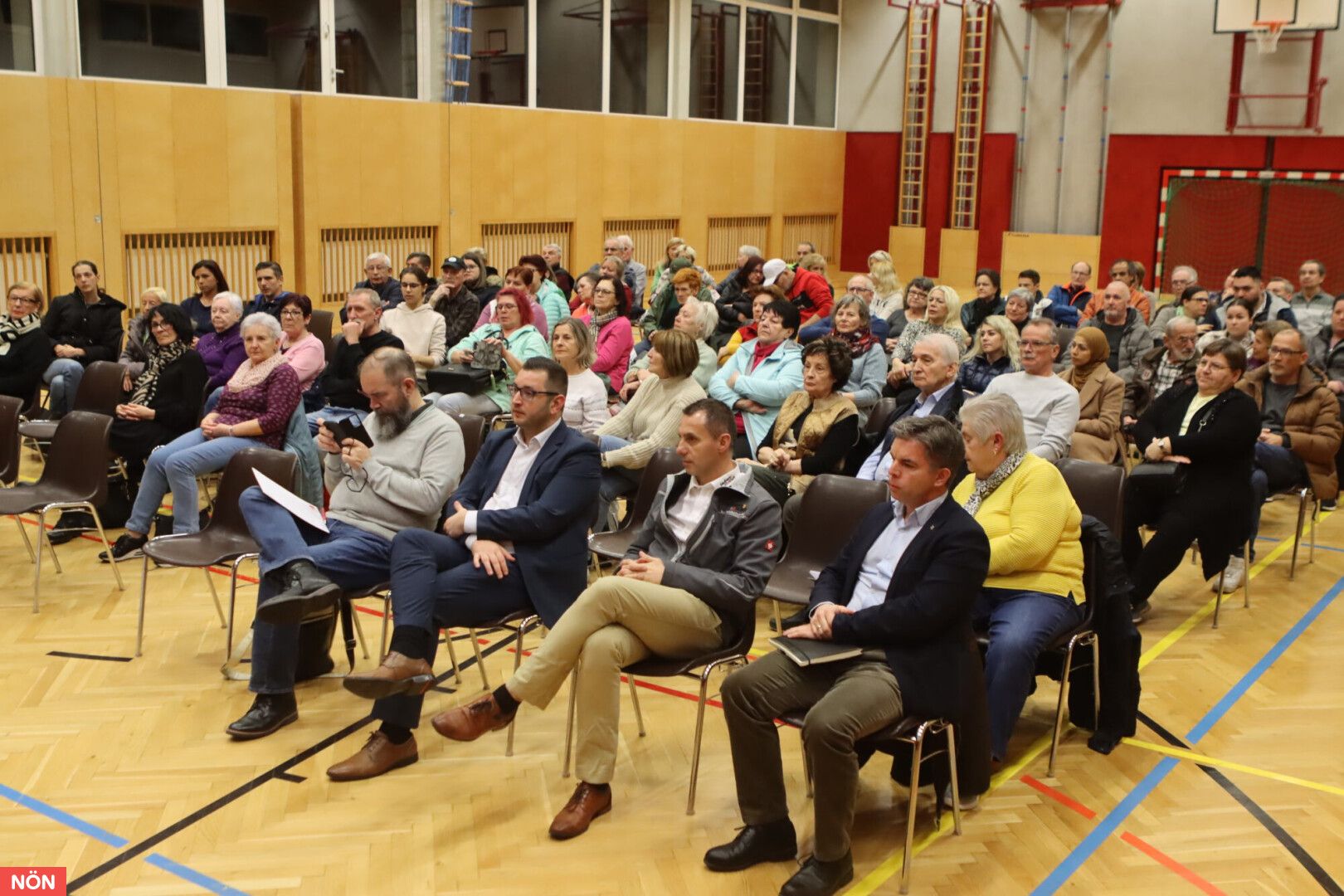 Zahlreiche Bewohner der Stolzsiedlung in Wr. Neustadt waren zur Versammlung gekommen.