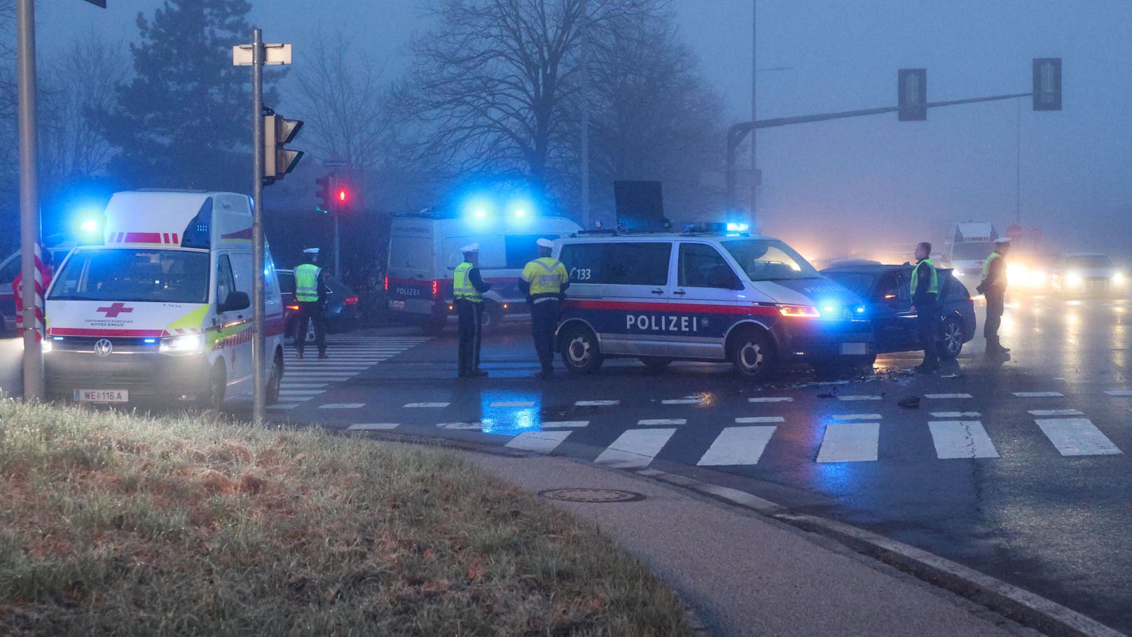 Eine verletzte Person forderte Montagfrüh eine Kollision zwischen einem Auto und einem Polizeifahrzeug auf der B137 Innviertler Straße in Wels-Neustadt.