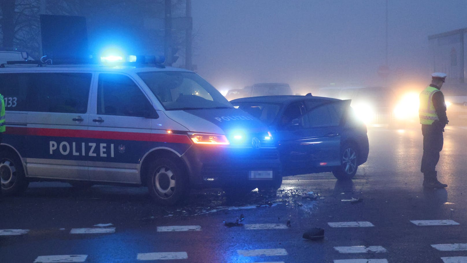 Eine verletzte Person forderte Montagfrüh eine Kollision zwischen einem Auto und einem Polizeifahrzeug auf der B137 Innviertler Straße in Wels-Neustadt.