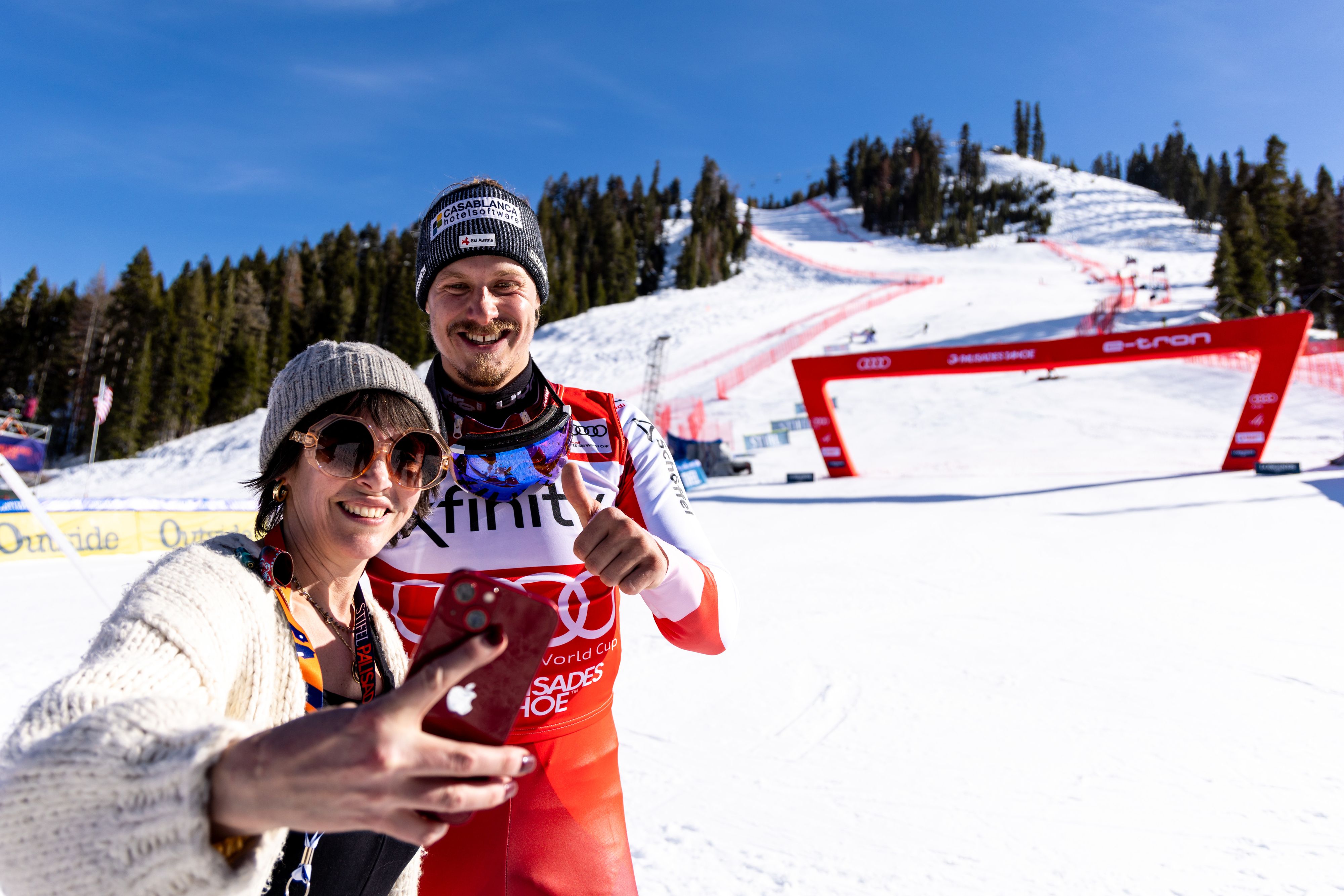 Feller macht Siegerfotos im Zielraum.