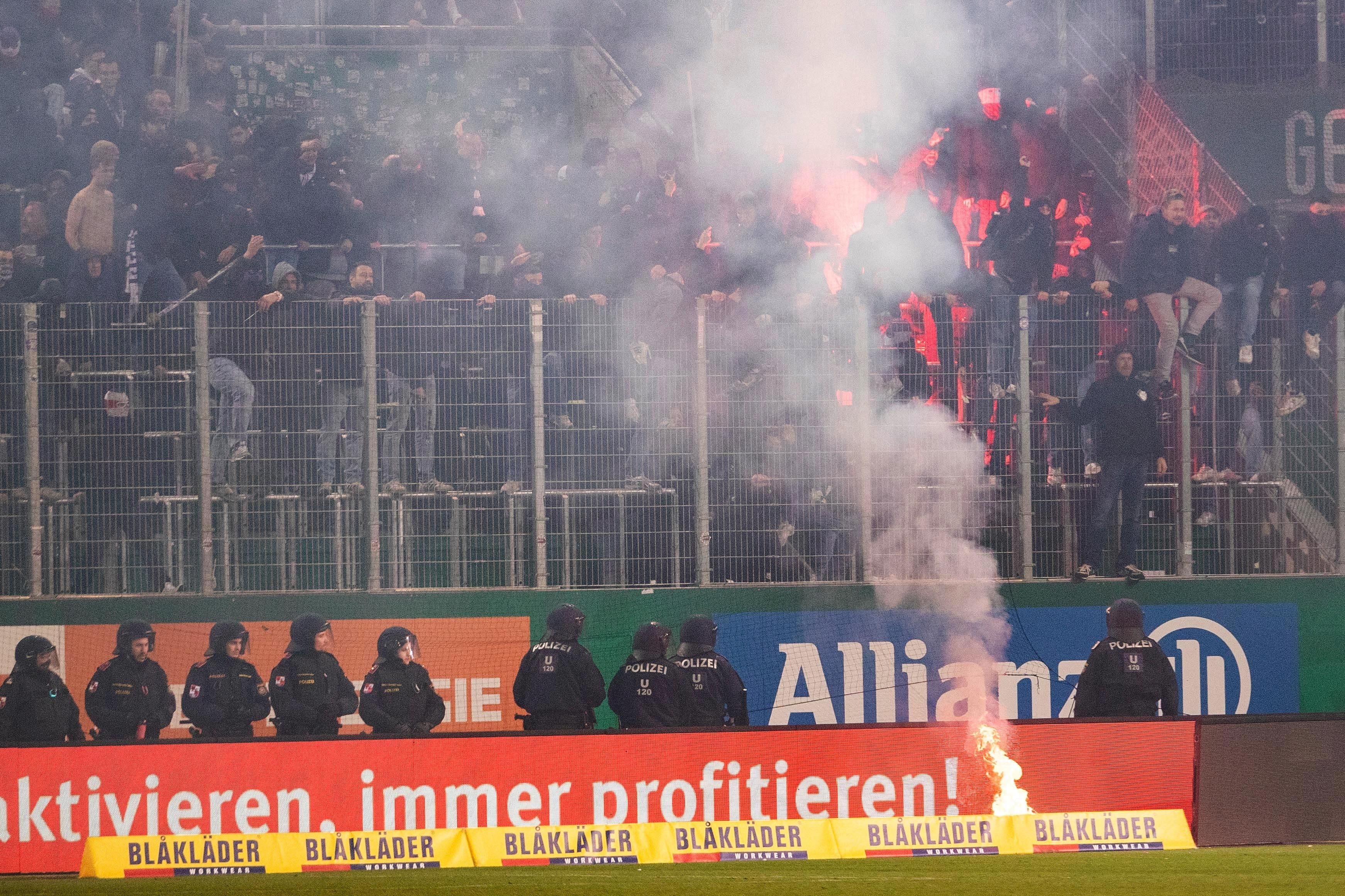 Austria-Fans sauer, die Polizei formiert sich.&nbsp;