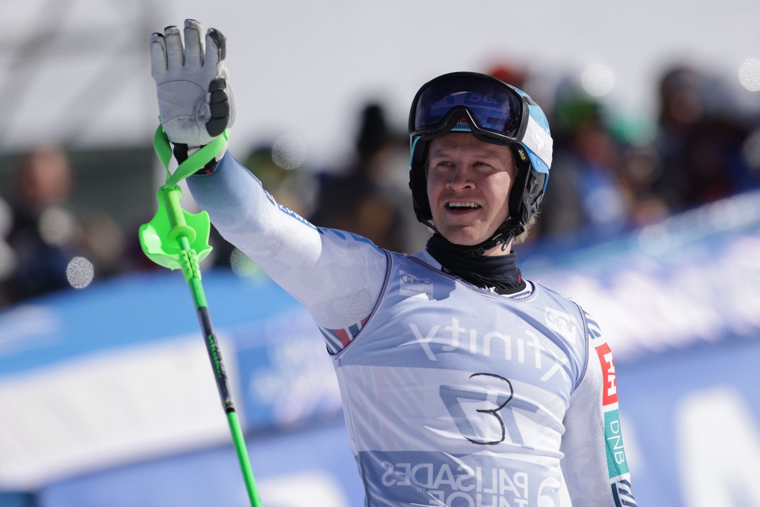 Timon Haugan mit der selbst gemalten Drei auf der Brust.