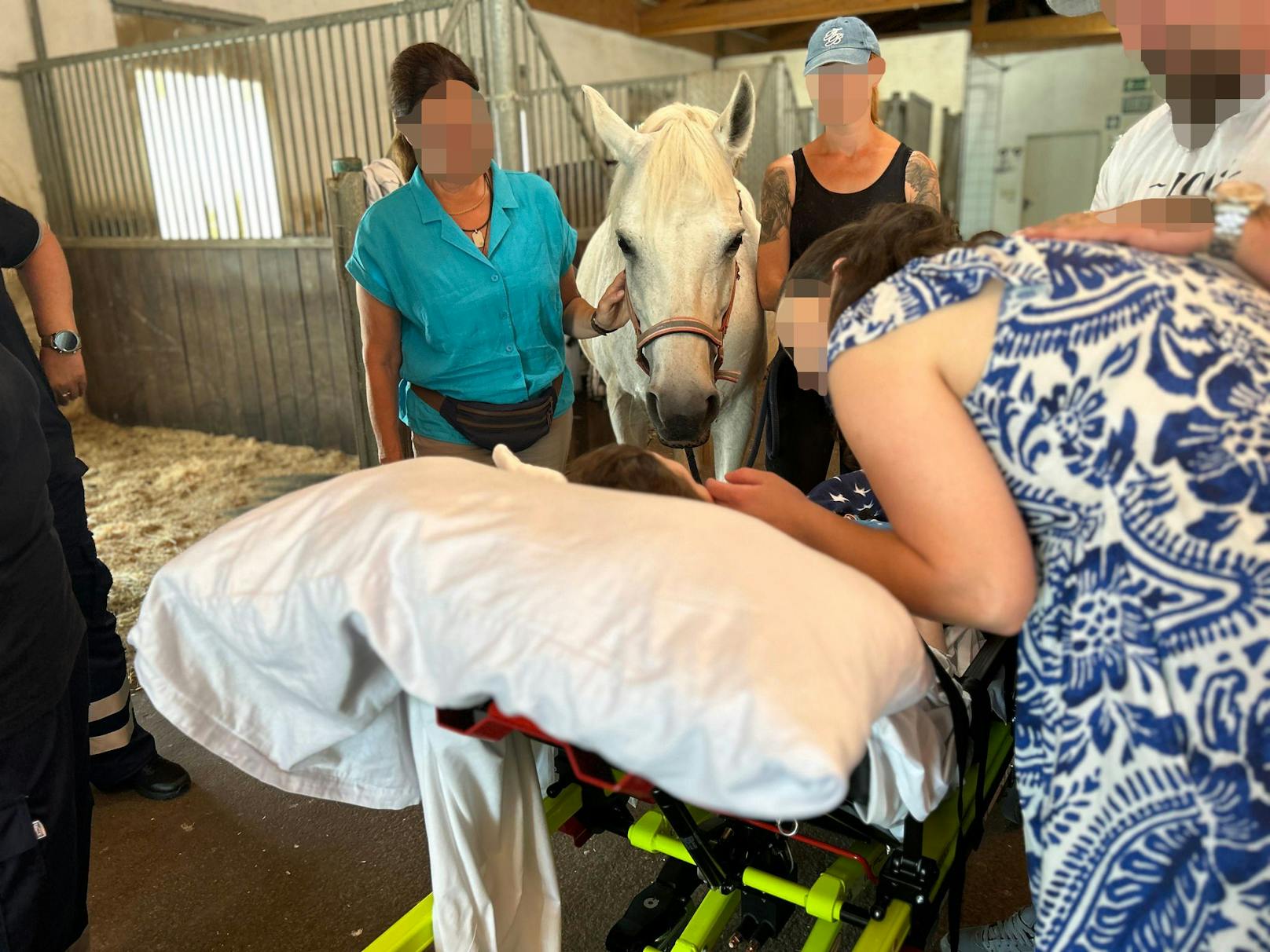 Die krebskranke Lea durfte mit Mama und Papa zu ihren geliebten Pferden. 