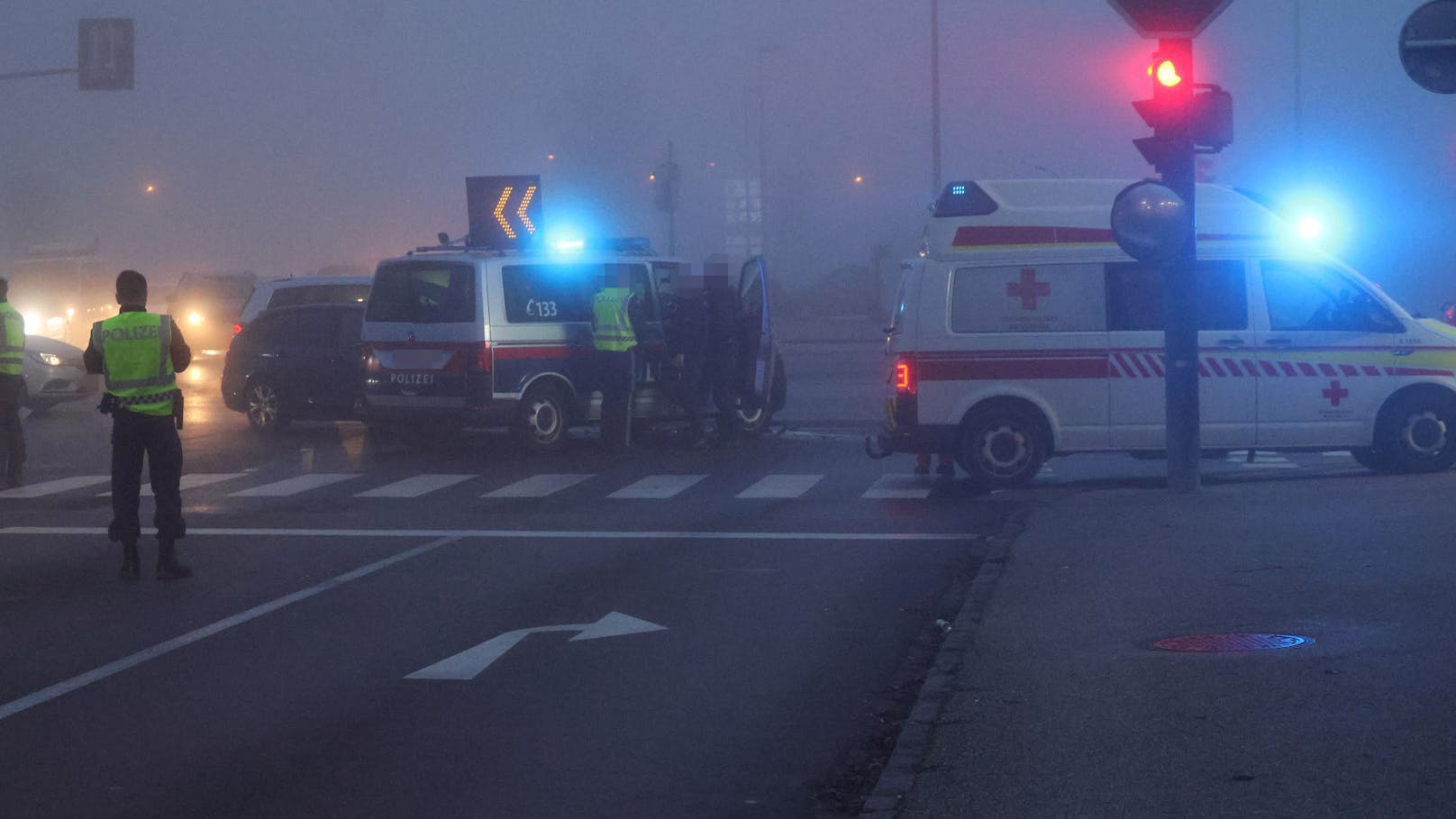 Eine verletzte Person forderte Montagfrüh eine Kollision zwischen einem Auto und einem Polizeifahrzeug auf der B137 Innviertler Straße in Wels-Neustadt.