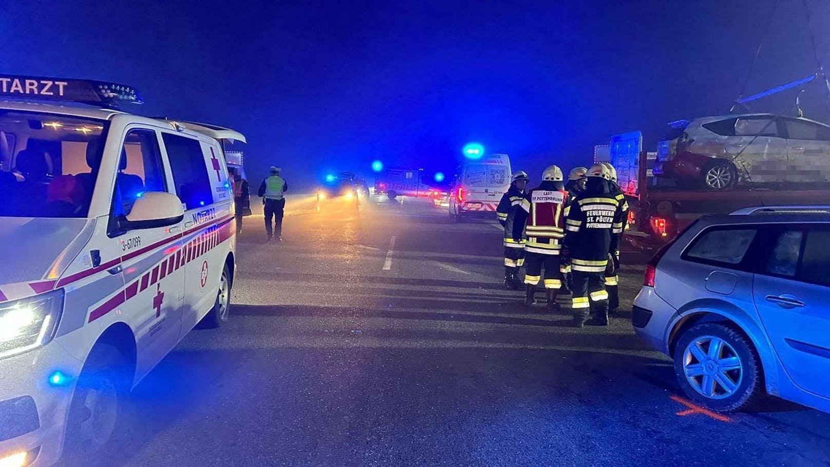 Zahlreiche Einsatzkräfte wurden zum Unfallort alarmiert.