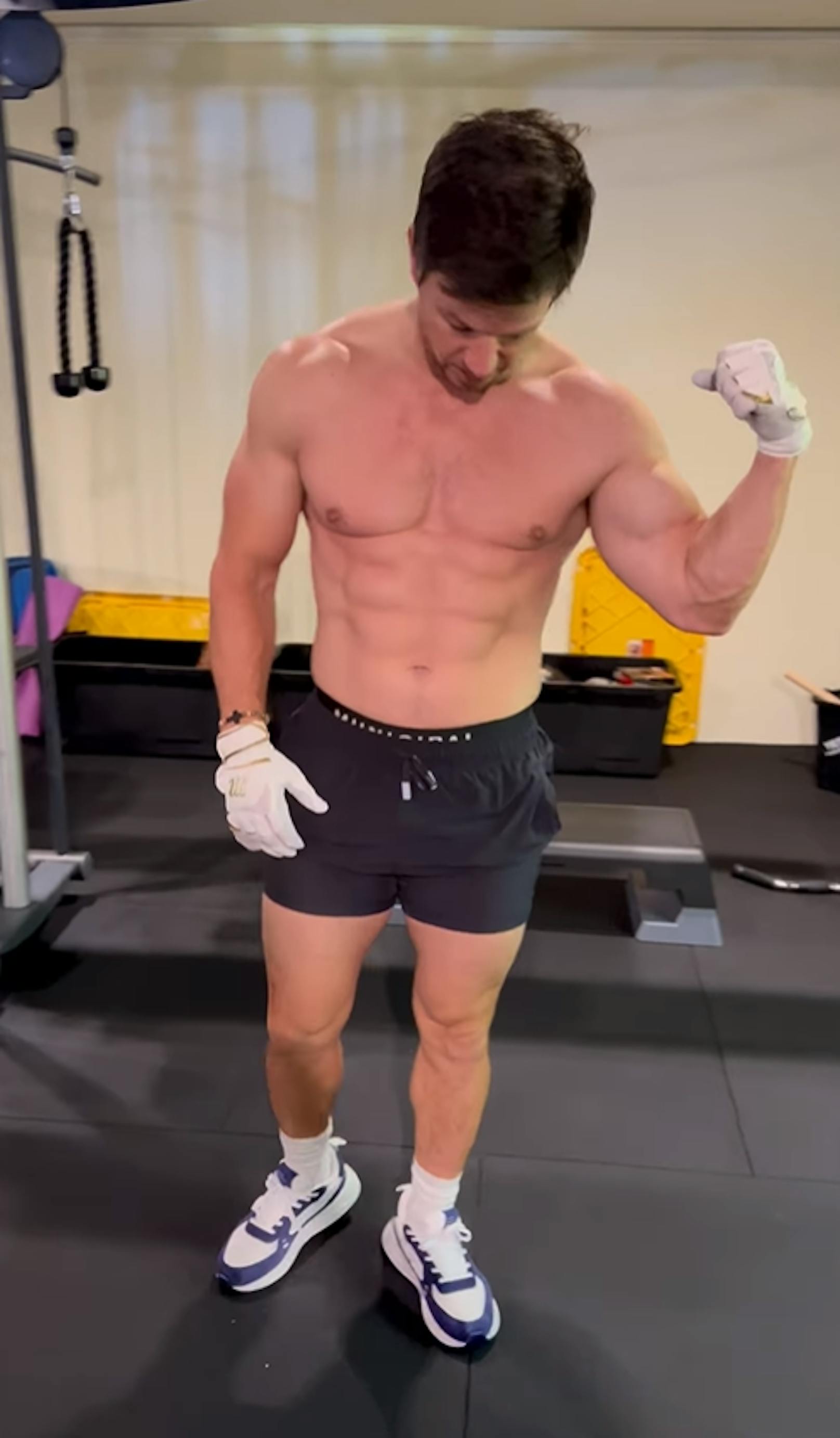 Mark Wahlberg ist auf Social Media fast nur mehr im Gym - bei diesem Körper, kein Wunder.