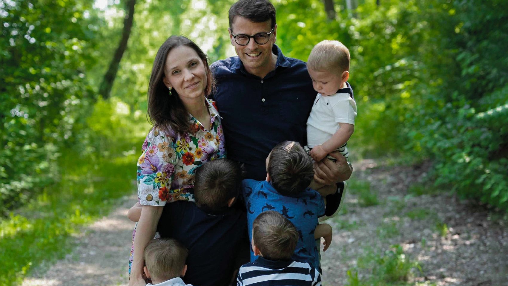 Victoria Bonelli mit ihrem Mann Raphael und den fünf Söhnen. "Mamasein ist Beruf und Berufung für mich."