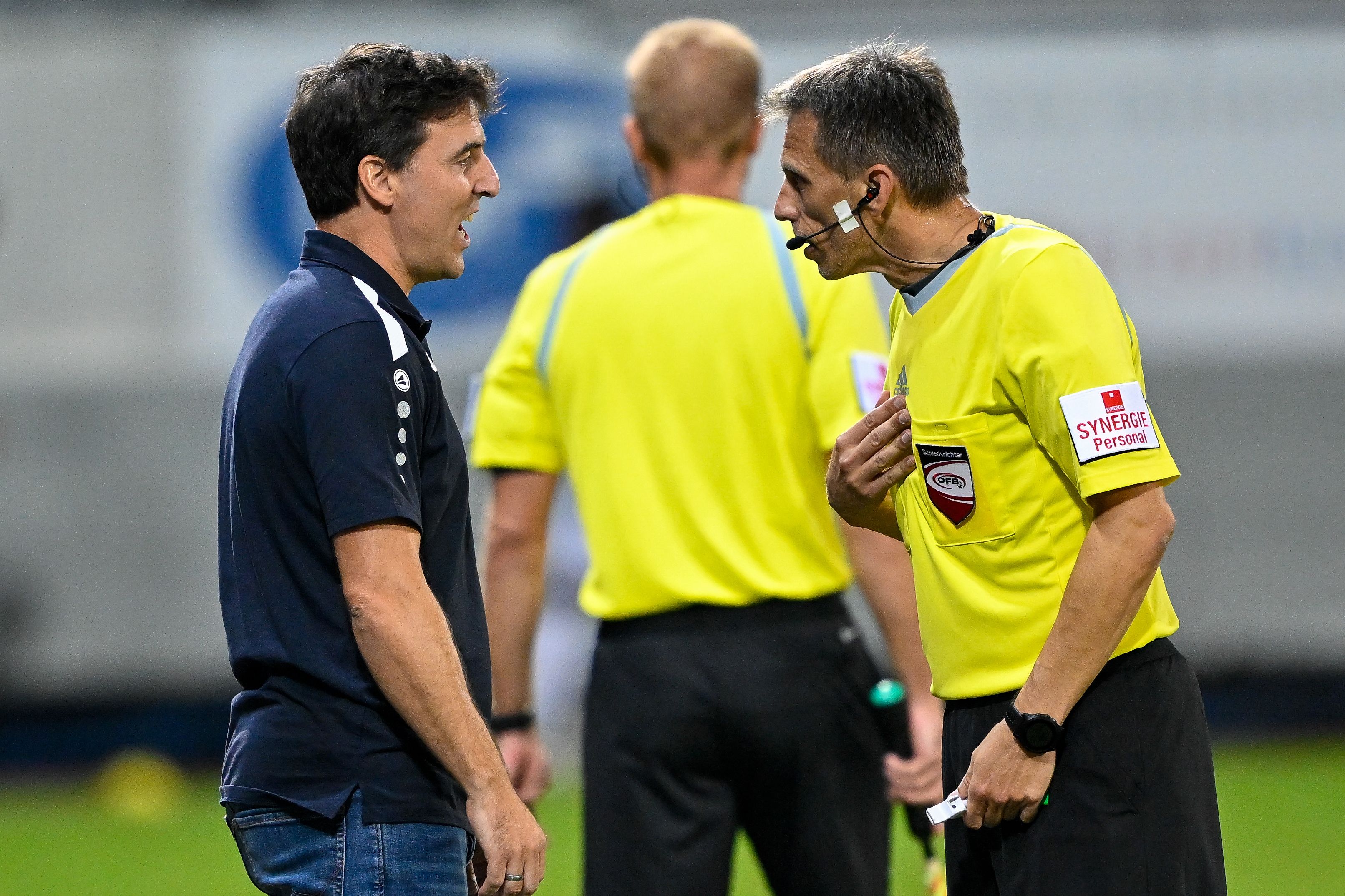 Altach-Trainer Joachim Standfest diskutiert gerne mit den Schiedsrichtern.