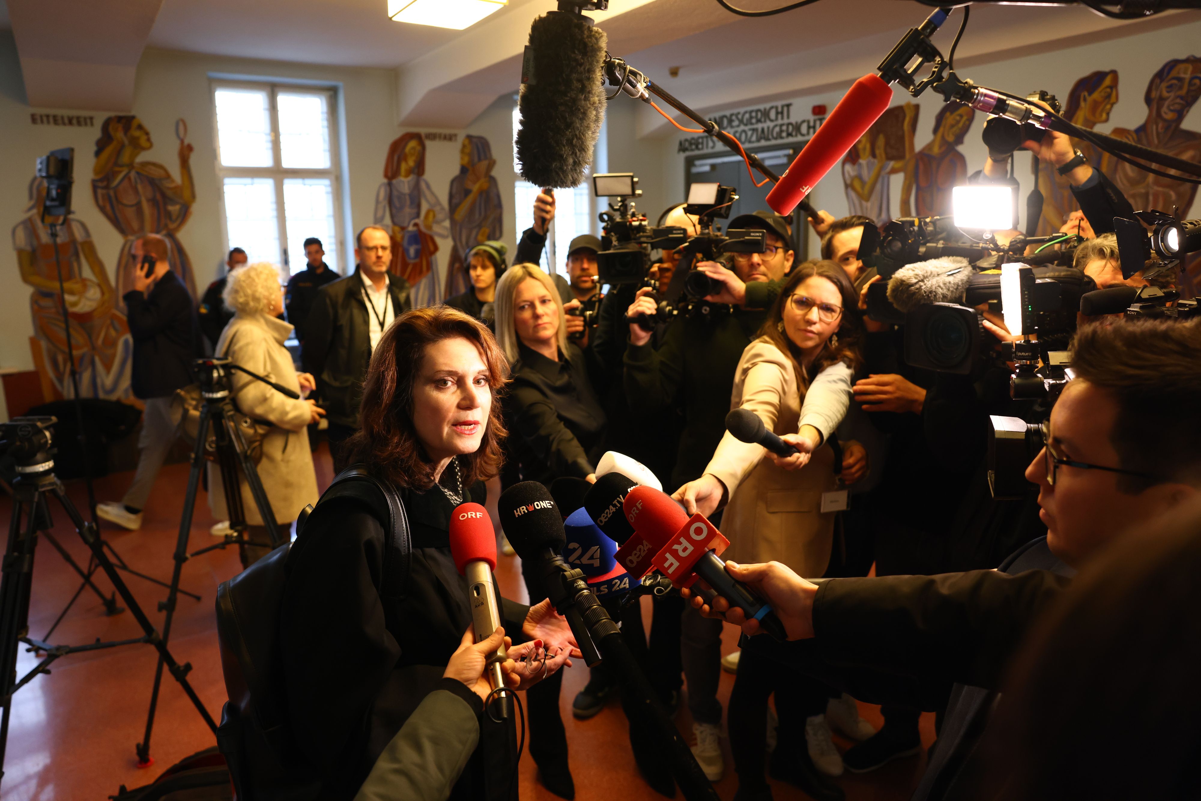 Anwältin Astrid Wagner vor dem Prozess am Landesgericht Krems – <em>