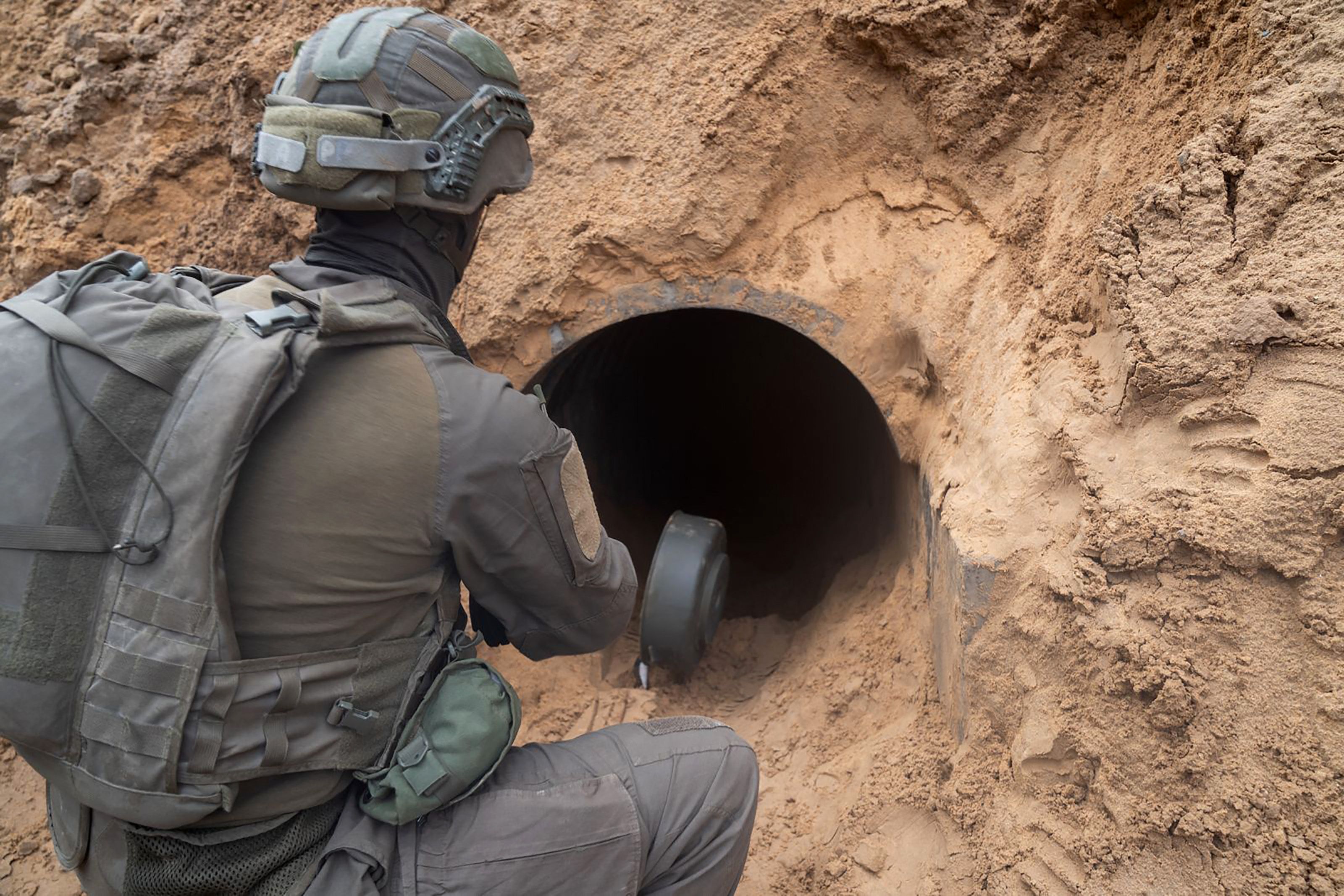 Ein israelischer Soldat steht vor dem Eingang eines Tunnels im Gazastreifen - wo genau sich dieser Tunnel befindet, ist nicht bekannt.