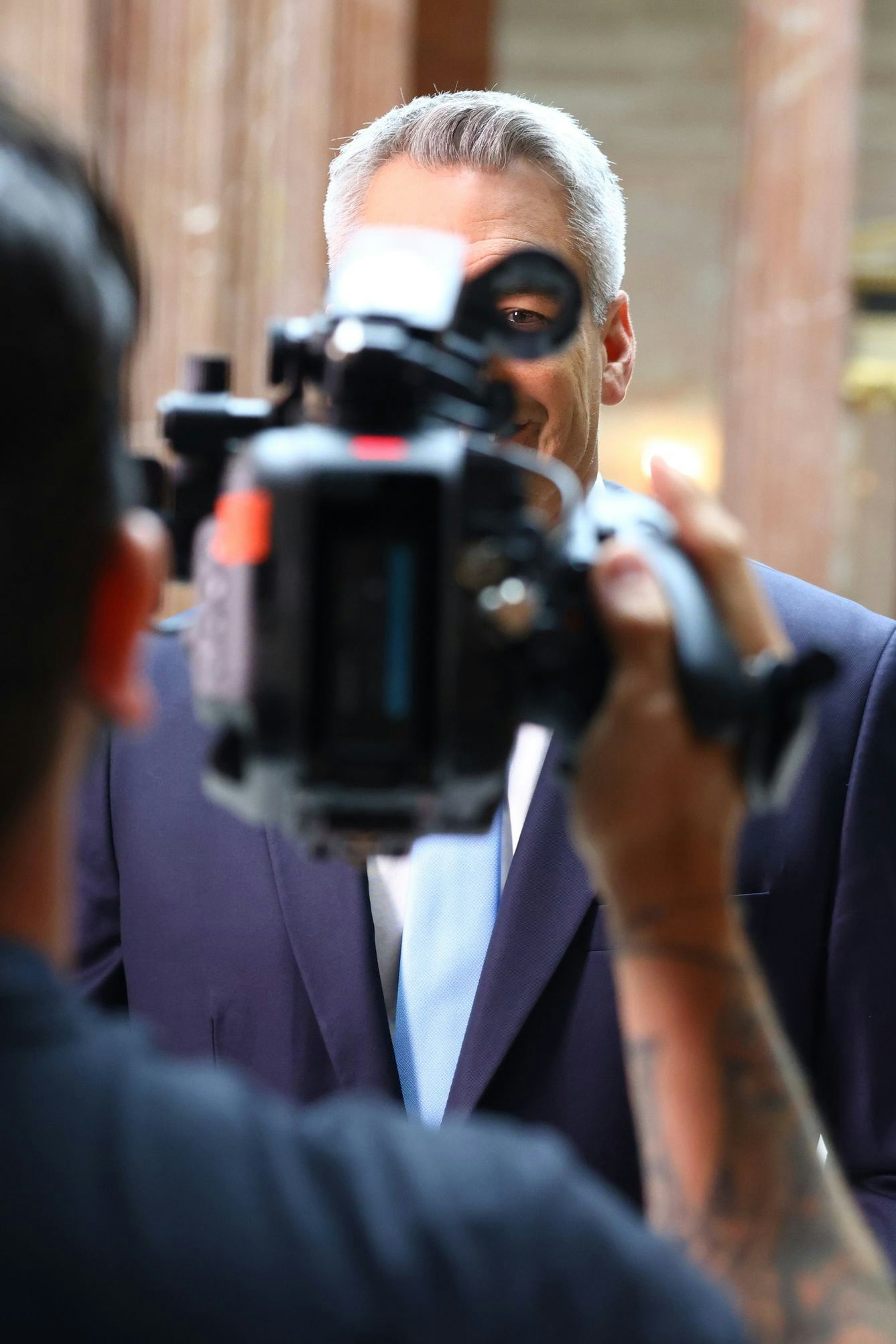 Neo-Banker Karl Nehammer hat sein Kanzlerleben aufgeschrieben und zeigt sich nun nicht kamerascheu