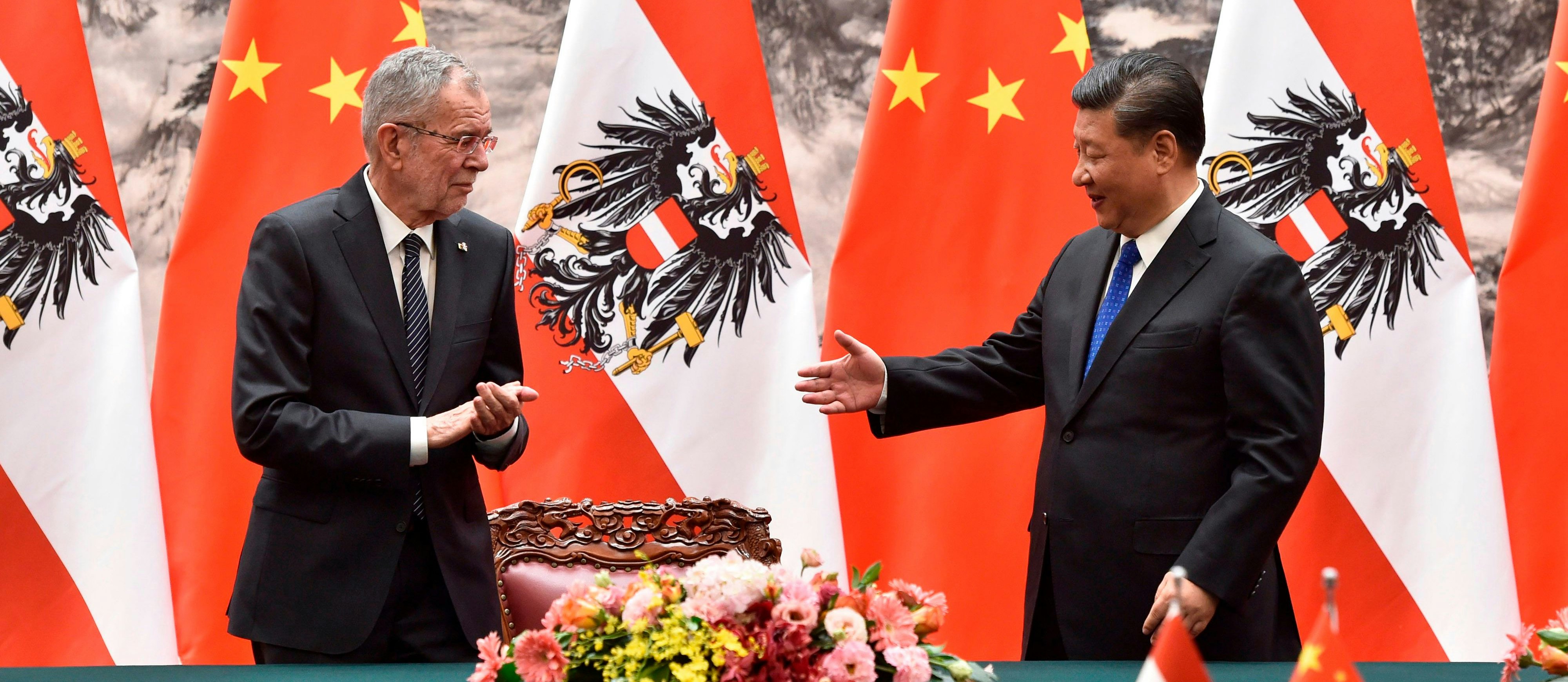 Chinas Präsident Xi Jinping (r.) mit Österreichs Präsident Alexander Van der Bellen in der Großen Halle des Volkes in Peking am 8. April 2018 