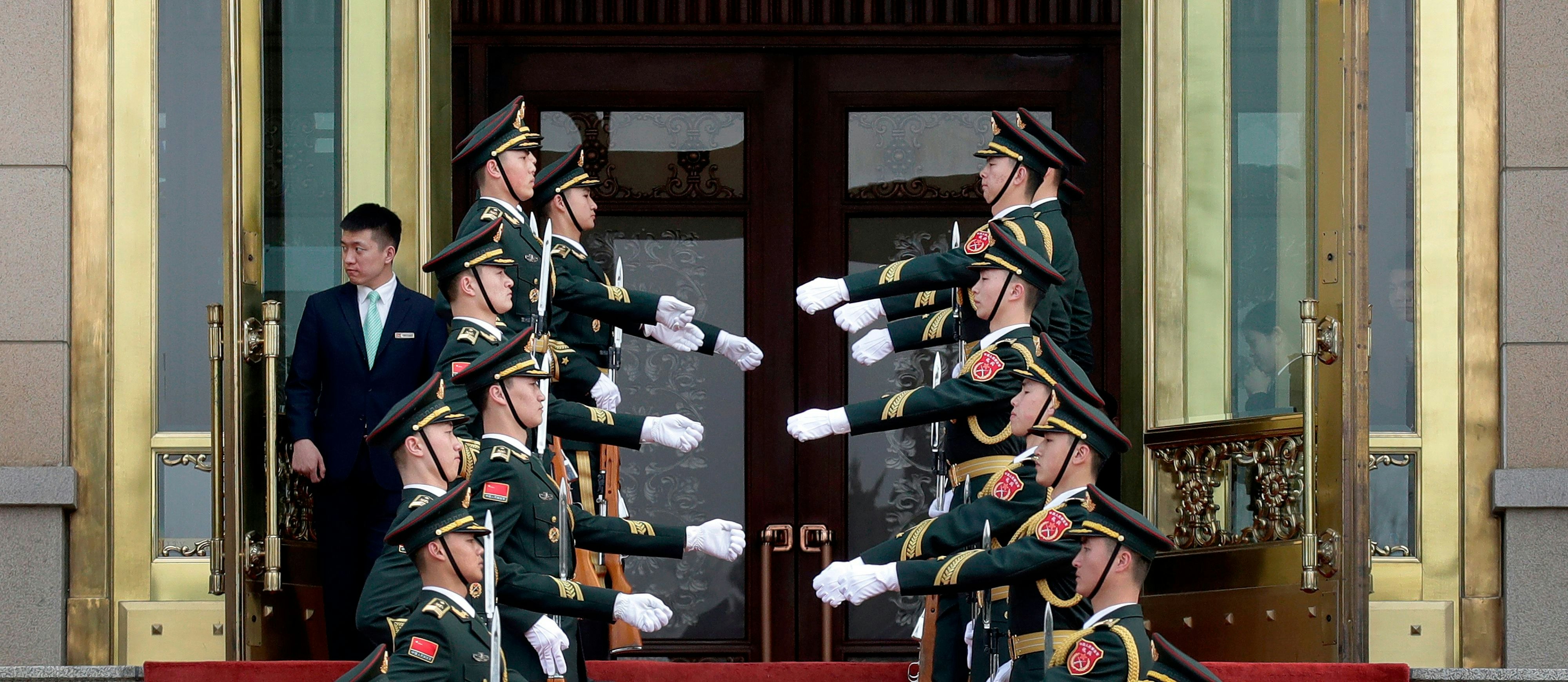 Ehrengarde am Eingang zur Großen Halle des Volkes in Peking, 8. April 2018