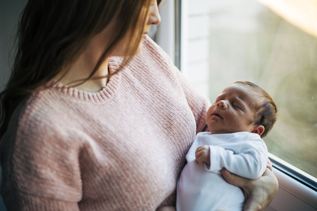 Ob du ein Baby auf den rechten oder linken Arm nimmst, hängt davon ab, mit welchem du schreibst.&nbsp;