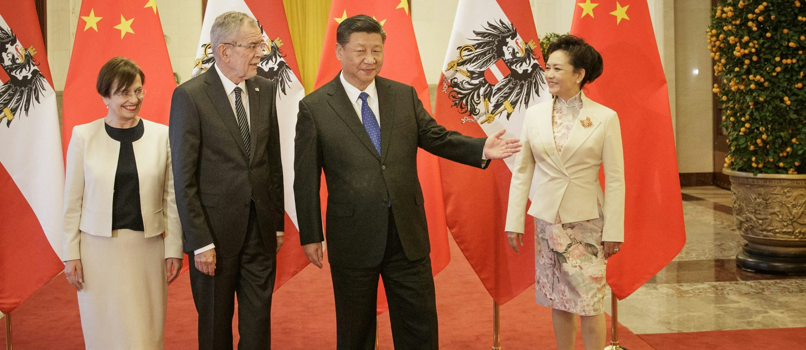 Bundespräsident Alexander Van der Bellen mit Ehefrau Doris Schmidauer und der chinesische Staatspräsident Xi Jinping mit Ehefrau Peng Liyuan im Rahmen eines Empfangs am 8. April 2018 in Peking