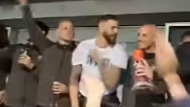 Die Rapid-Stars Marco Grüll (l.), Guido Burgstaller (Mitte) sangen mit Co-Trainer Stefan Kulovits (r.) und den Ultras. 