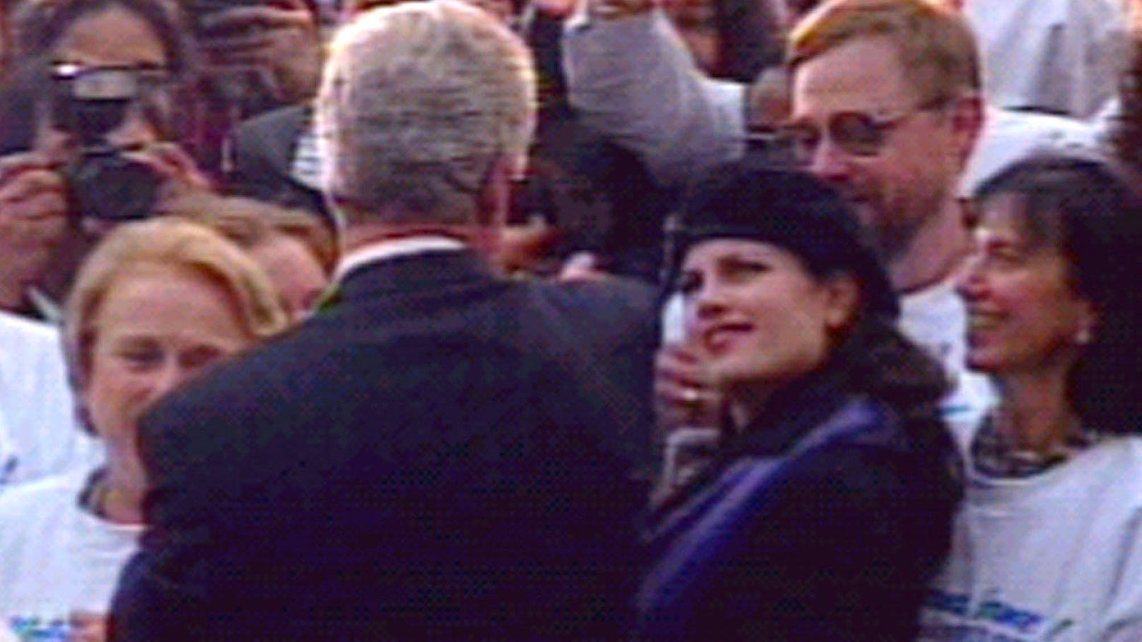 1998: Die schüchterne Monica Lewinsky mit Bill Clinton.
