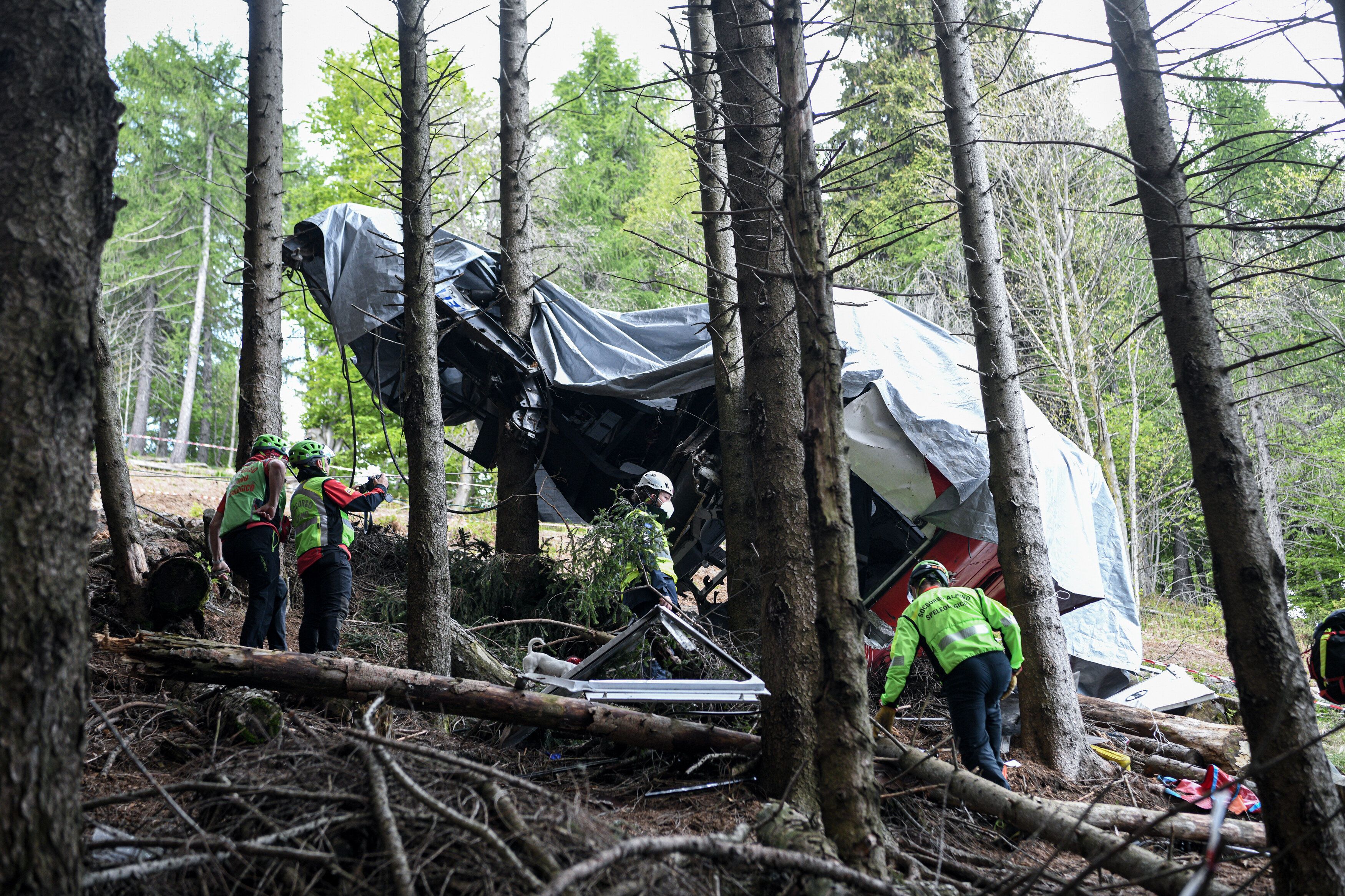 Einsatzkräfte des Alpine Rescue-Teams beim Ort der Gondel-Katastrophe
