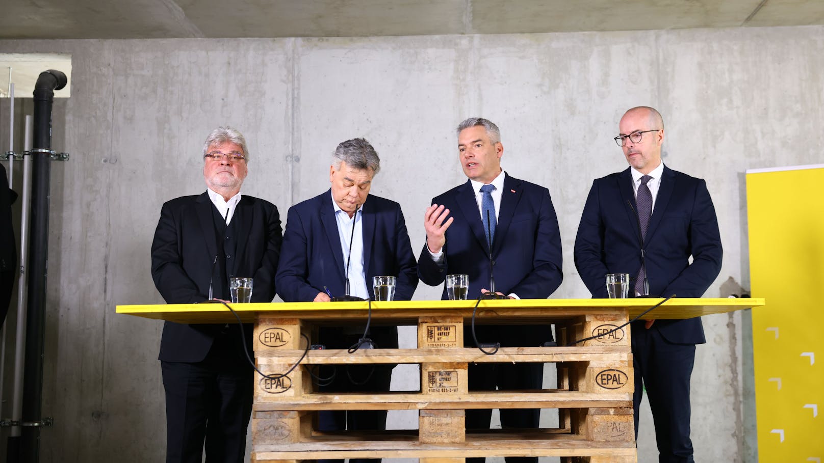 In Wien-Floridsdorf bei der Baustelle des Wohnviertels "Am Hirschfeld" haben Bundeskanzler Karl Nehammer (ÖVP) und Vizekanzler Werner Kogler (Grüne) am Dienstag ihr umfangreiches Wohnpaket präsentiert.