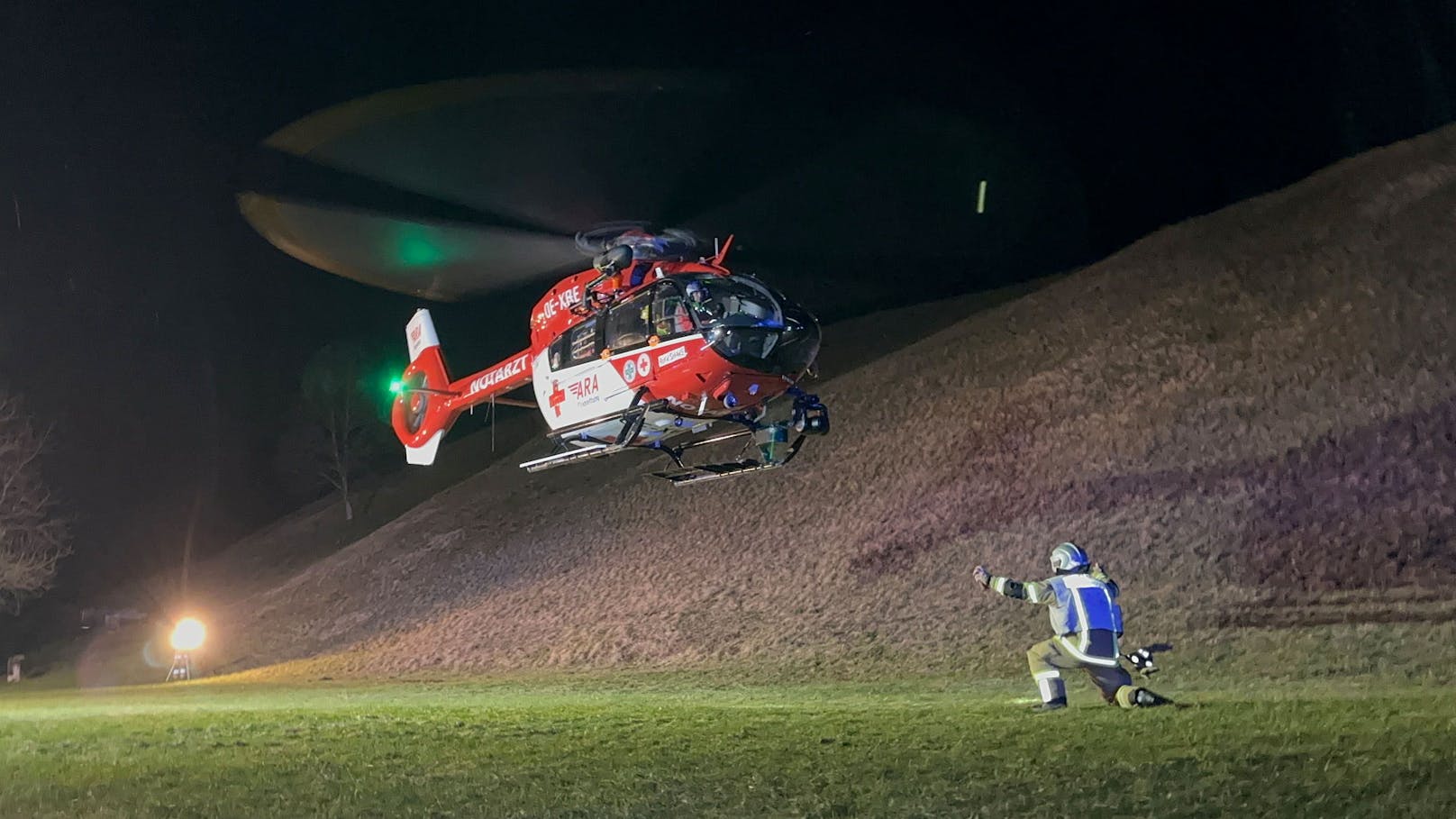 In Rettenschöss ist es am Montag zu einem schweren Verkehrsunfall gekommen. Eine junge Autofahrerin verlor die Kontrolle und kam von der Straße ab. Bei dem Crash wurden mehrere Personen verletzt, der Pkw schwer beschädigt.