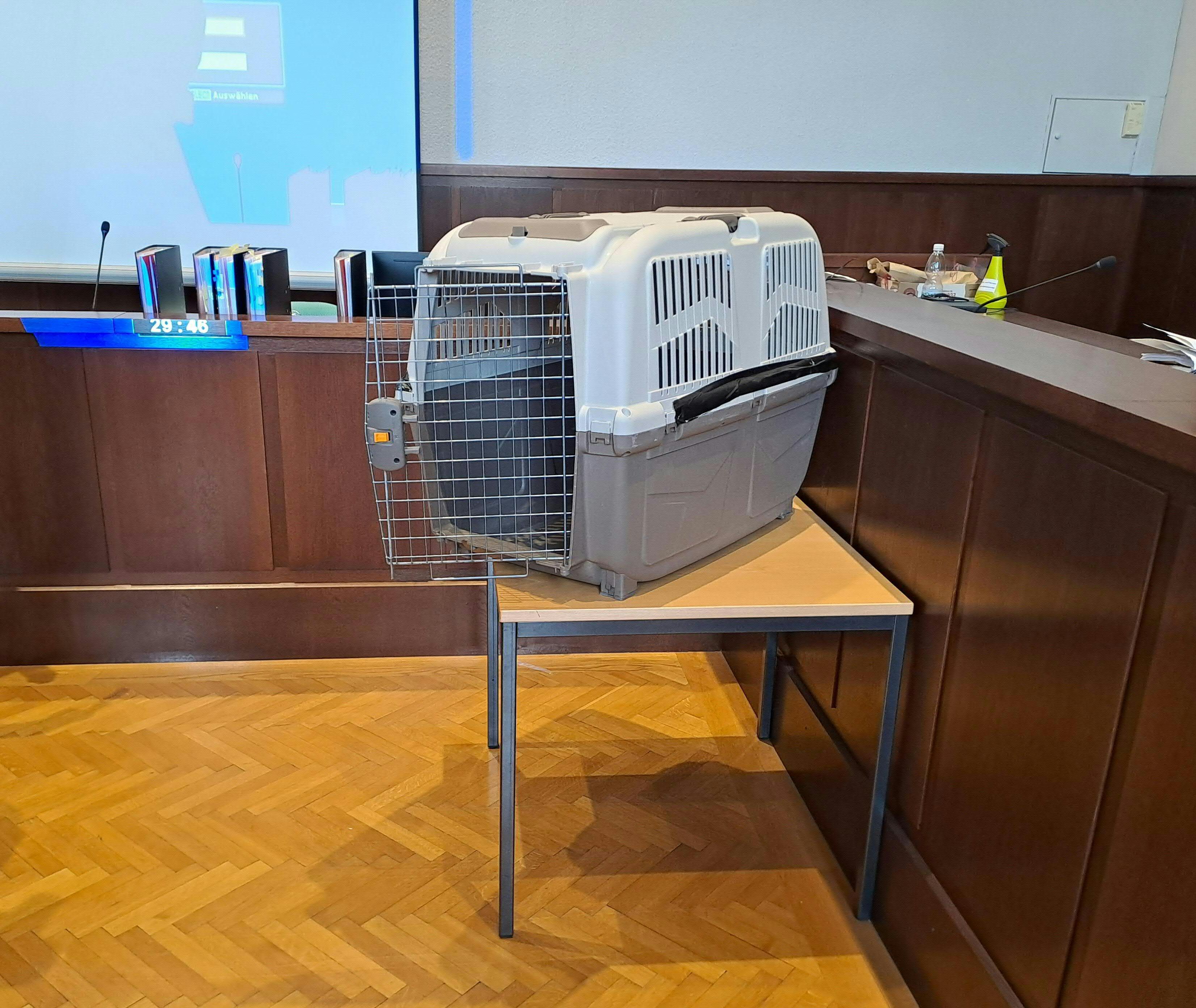 In diese Hundebox sperrte die Mutter ihren Sohn ein.