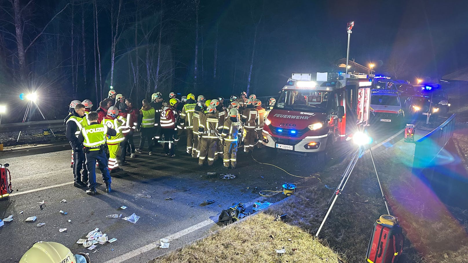 In Rettenschöss ist es am Montag zu einem schweren Verkehrsunfall gekommen. Eine junge Autofahrerin verlor die Kontrolle und kam von der Straße ab. Bei dem Crash wurden mehrere Personen verletzt, der Pkw schwer beschädigt.